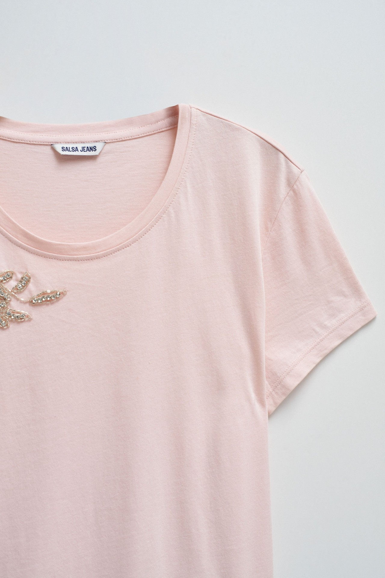 CAMISETA CON APLICACIONES BRILLANTES