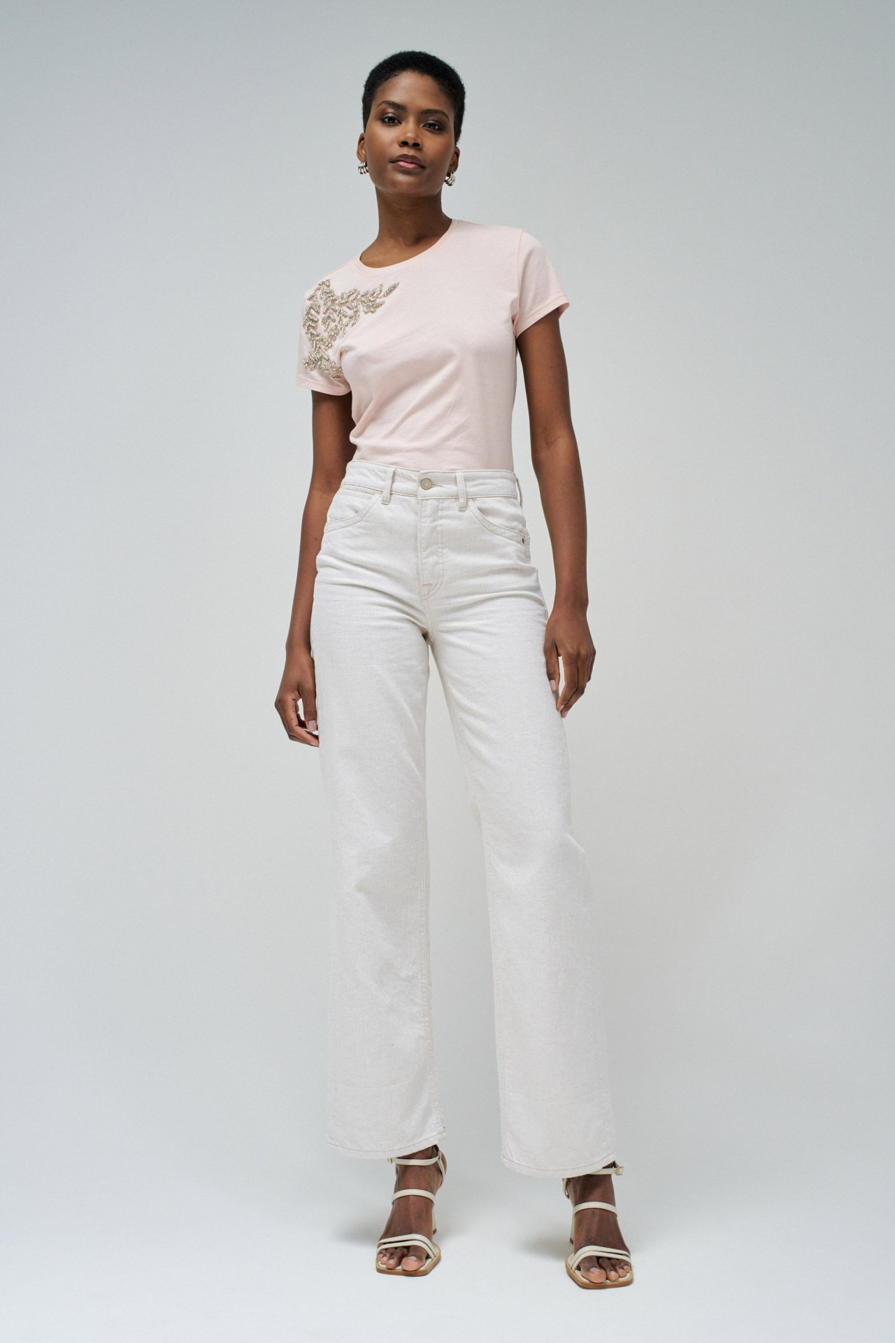 CAMISETA CON APLICACIONES BRILLANTES