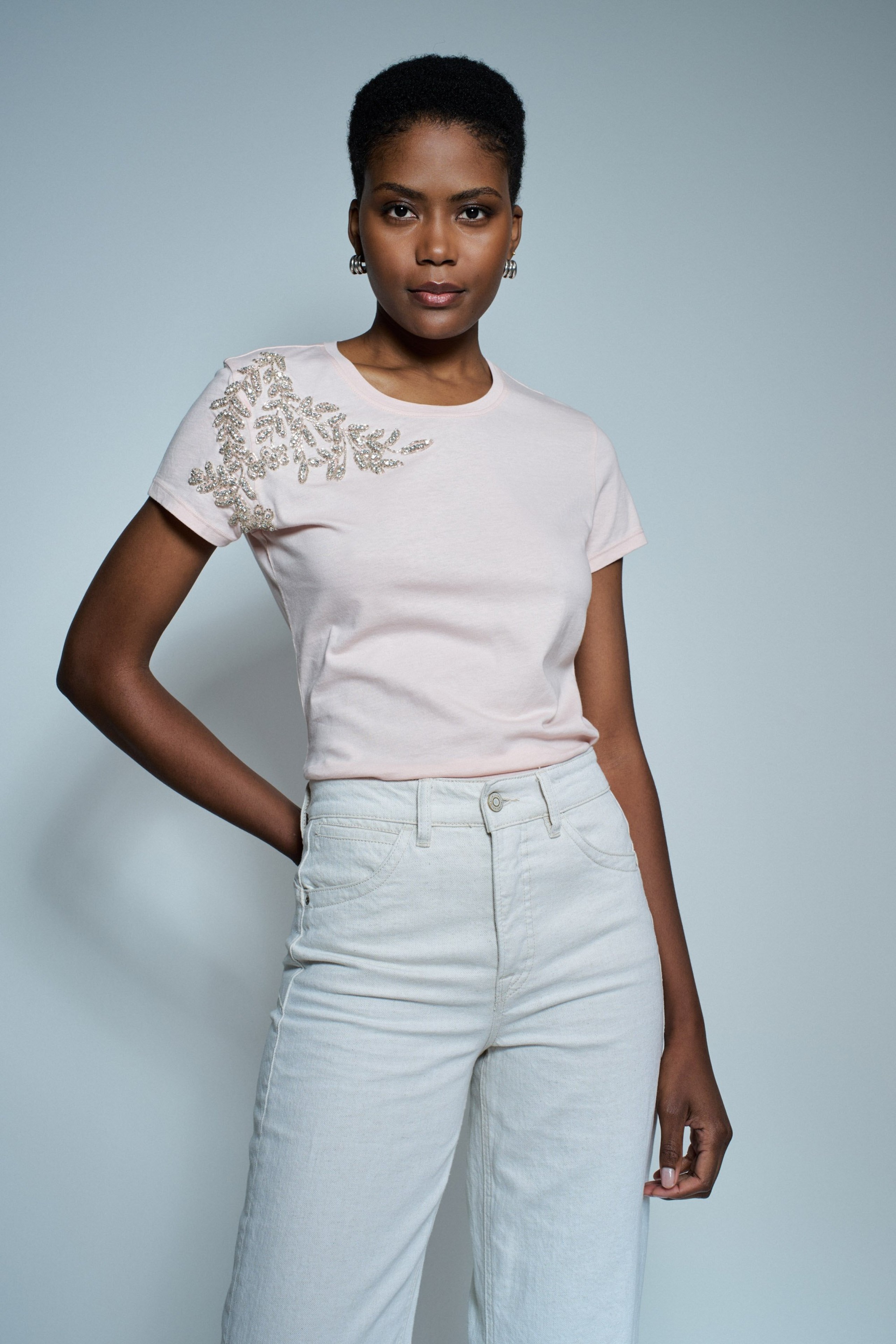 T-SHIRT MIT GLÄNZENDEN APPLIKATIONEN