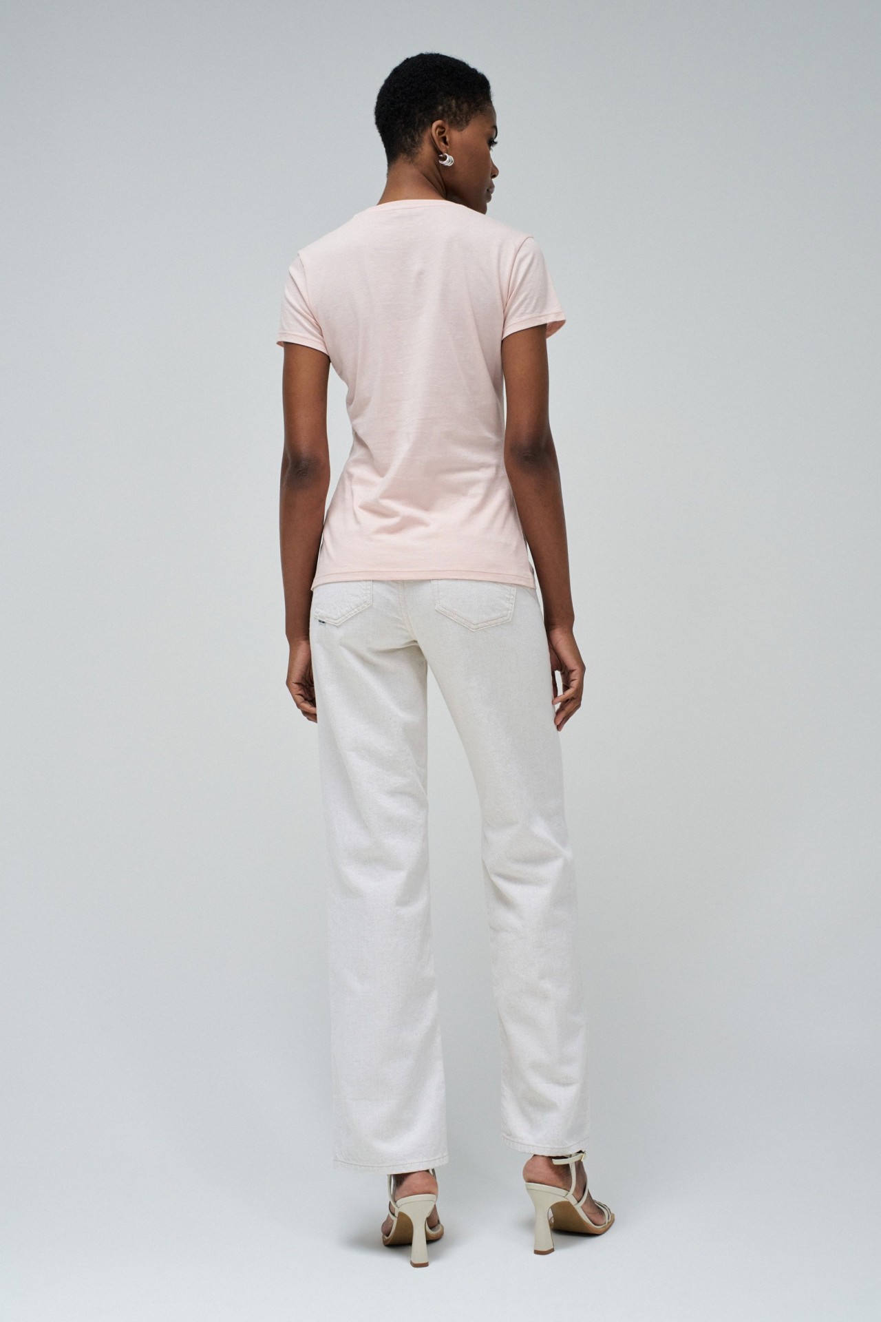 CAMISETA CON APLICACIONES BRILLANTES