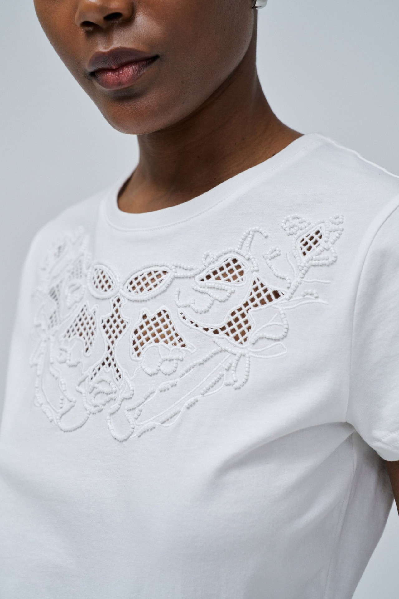 CAMISETA CON BORDADO