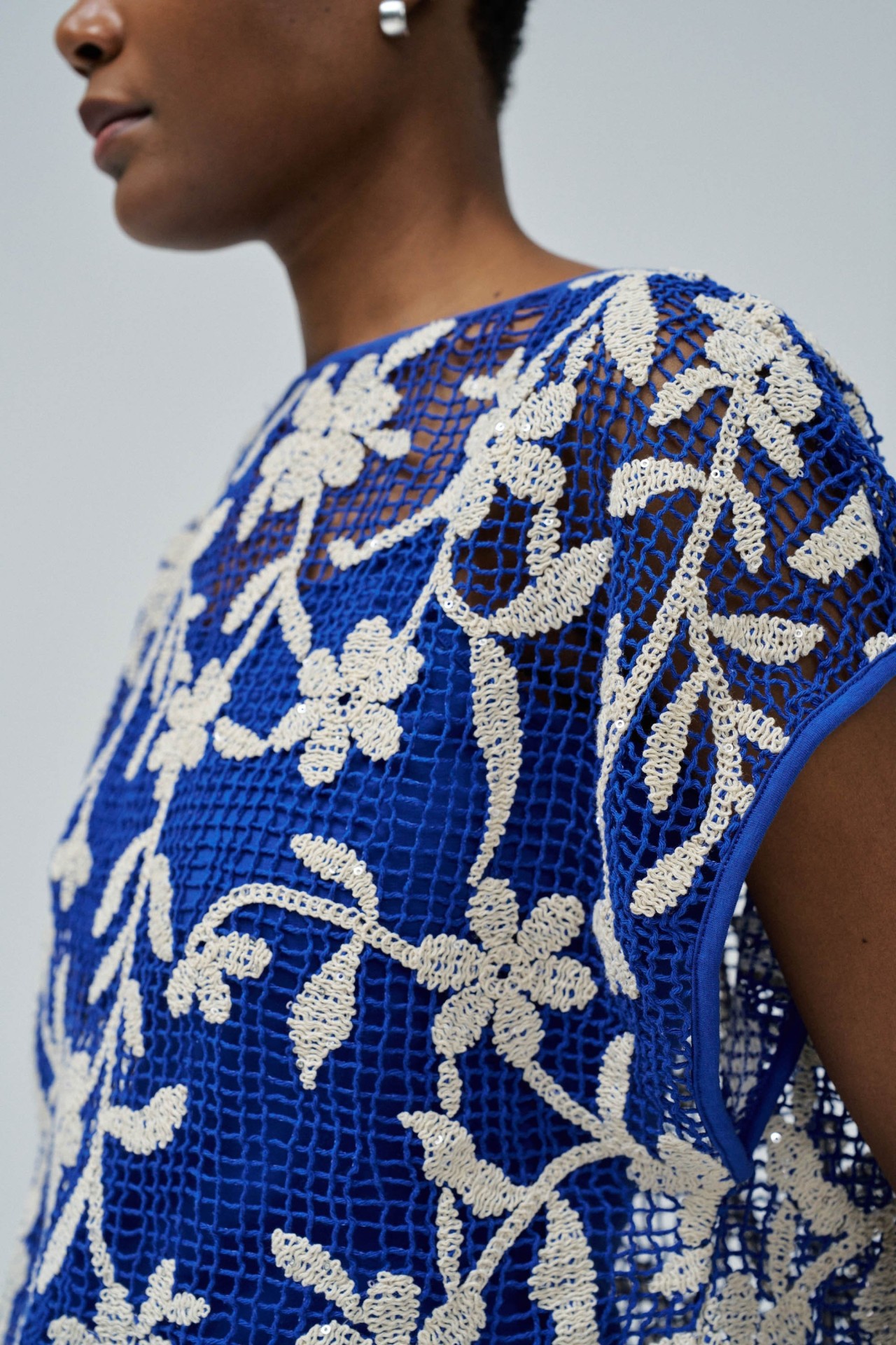 T-SHIRT COM EFEITO CROCHET FLORAL