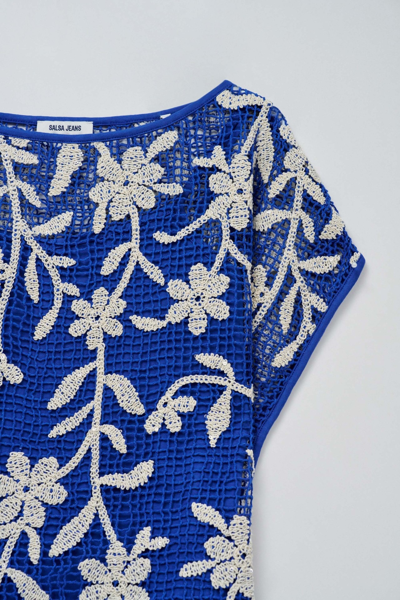 T-SHIRT COM EFEITO CROCHET FLORAL