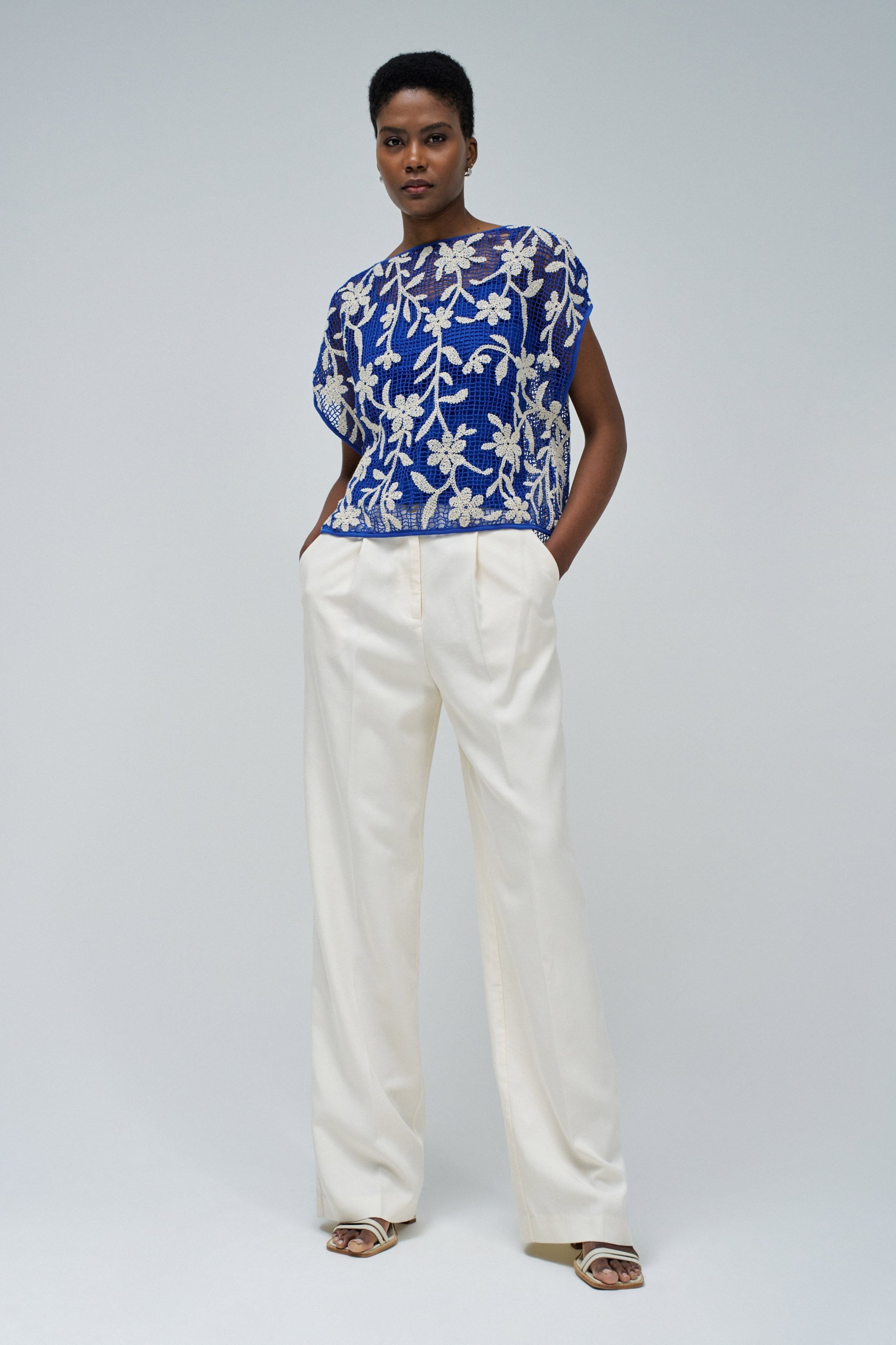 CAMISETA CON EFECTO CROCHET FLORAL