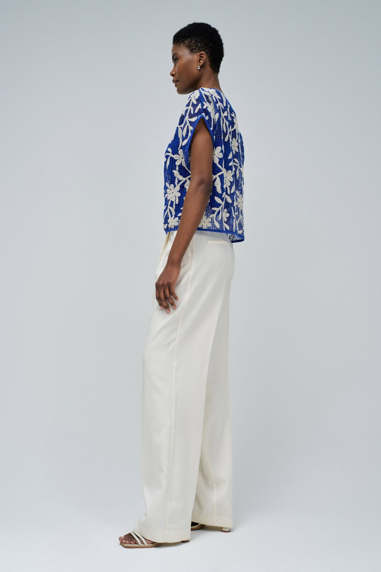 T-SHIRT COM EFEITO CROCHET FLORAL
