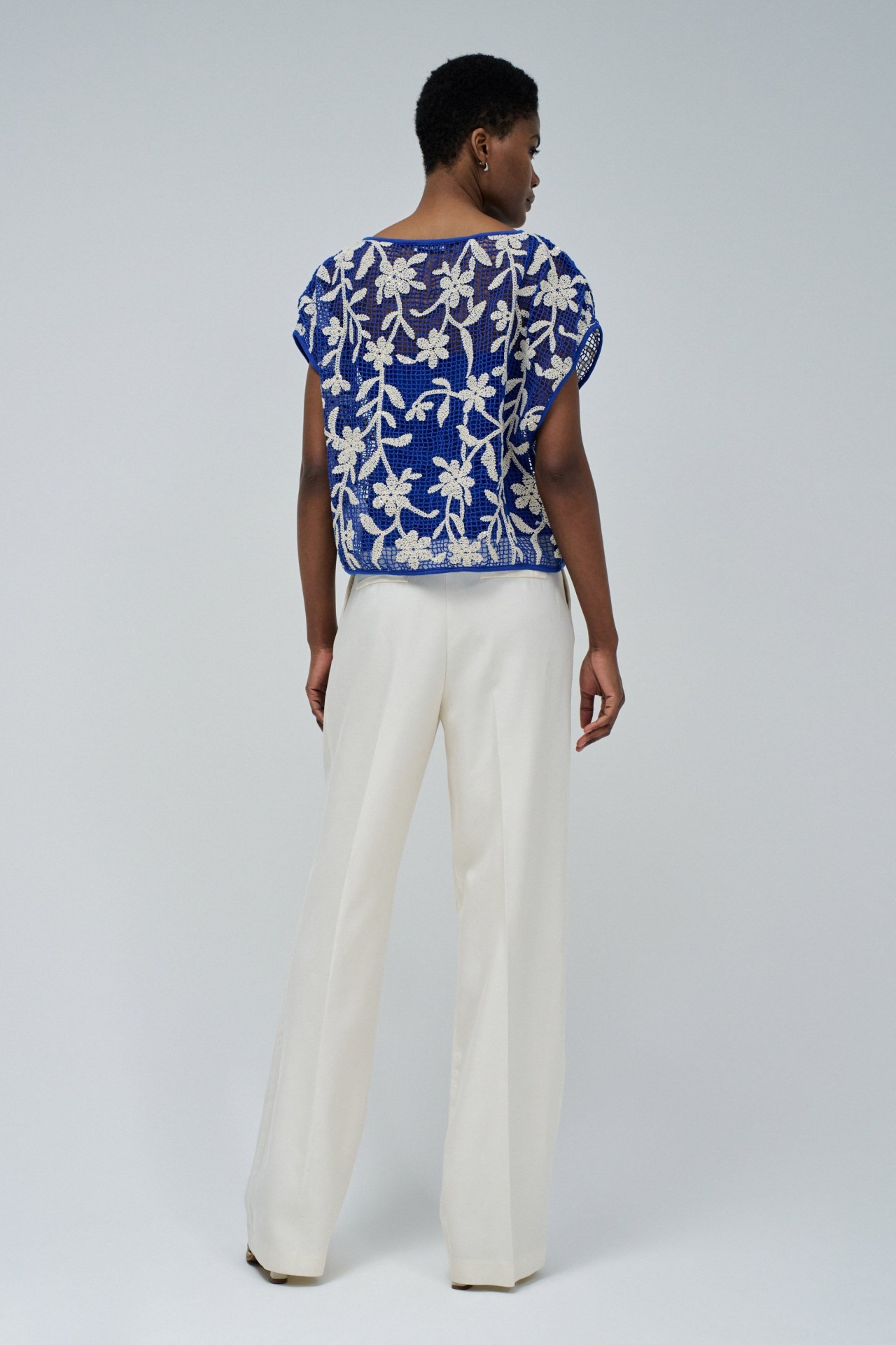 T-SHIRT COM EFEITO CROCHET FLORAL