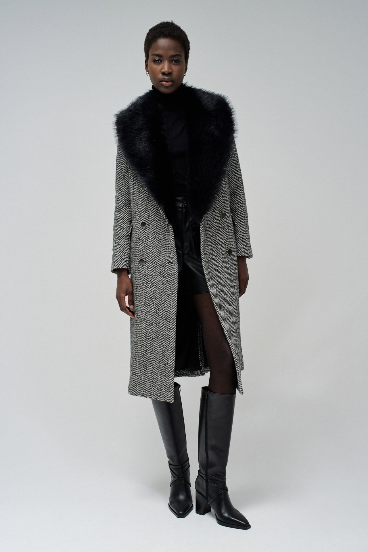 WOOLLEN COAT WITH FUR COLLAR