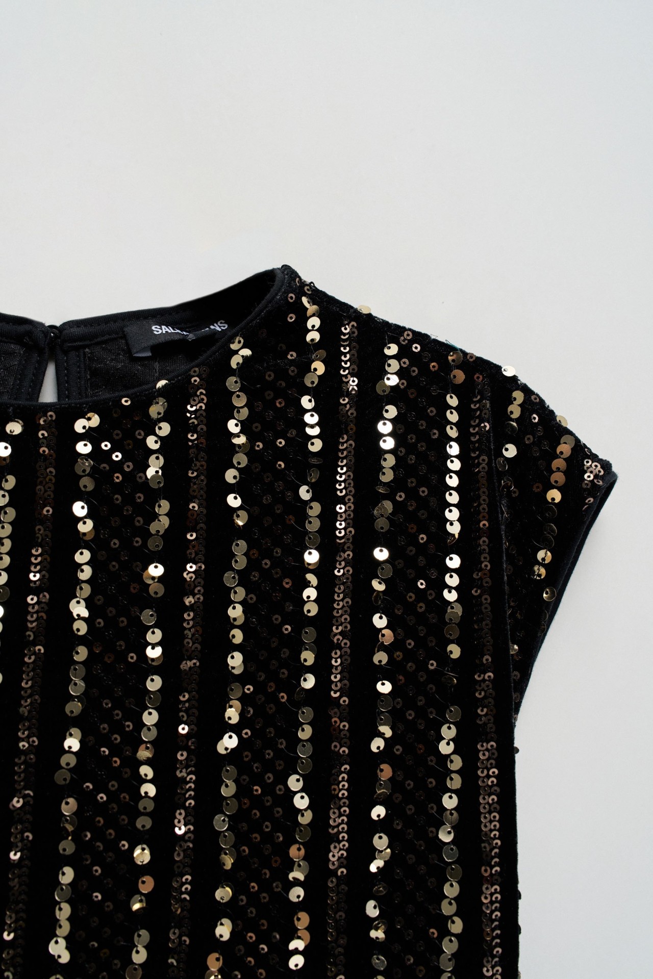 TOP DE VELUDO COM LANTEJOULAS DOURADAS