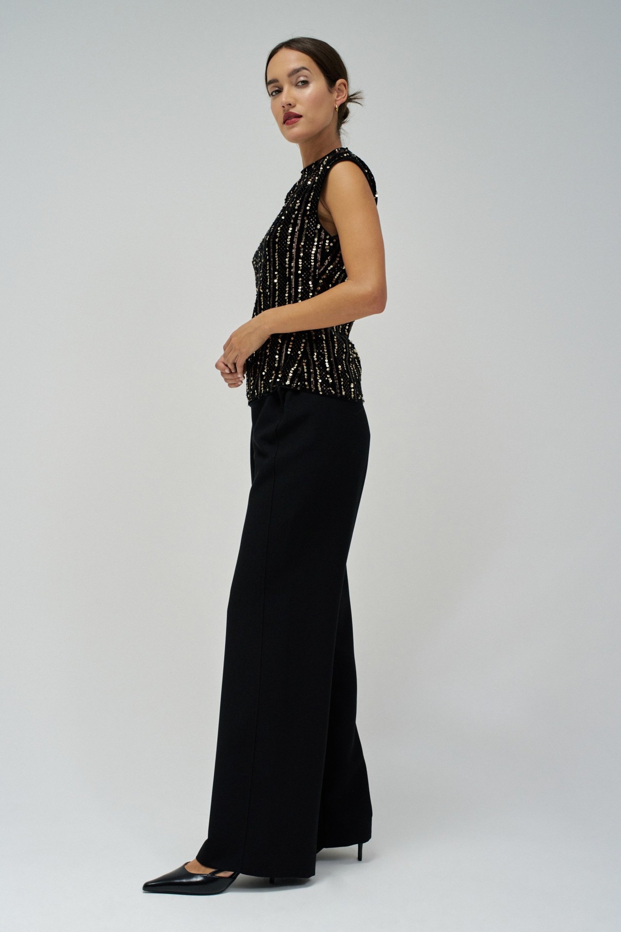 TOP DE VELUDO COM LANTEJOULAS DOURADAS