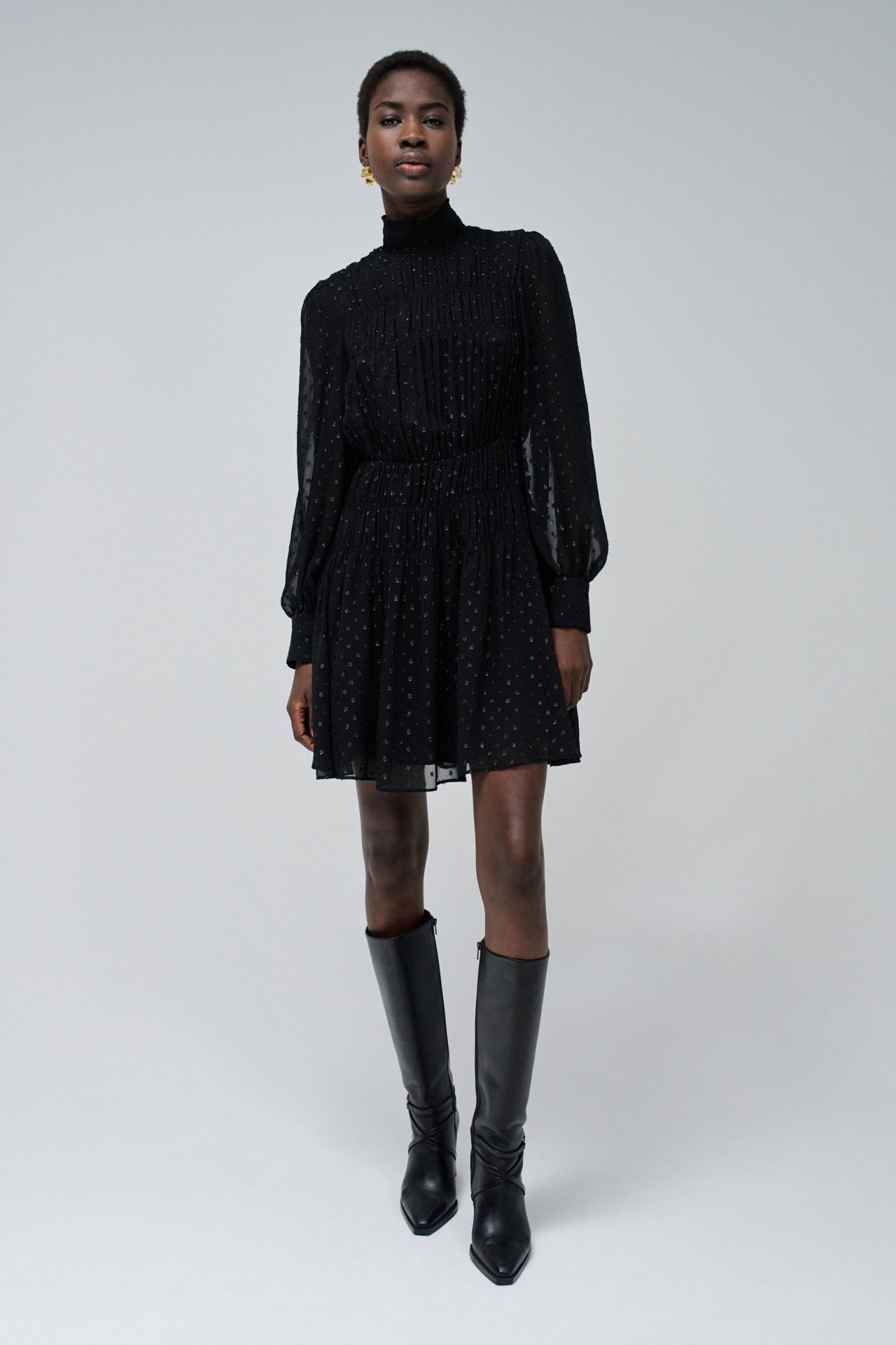 VESTIDO CURTO COM BRILHOS