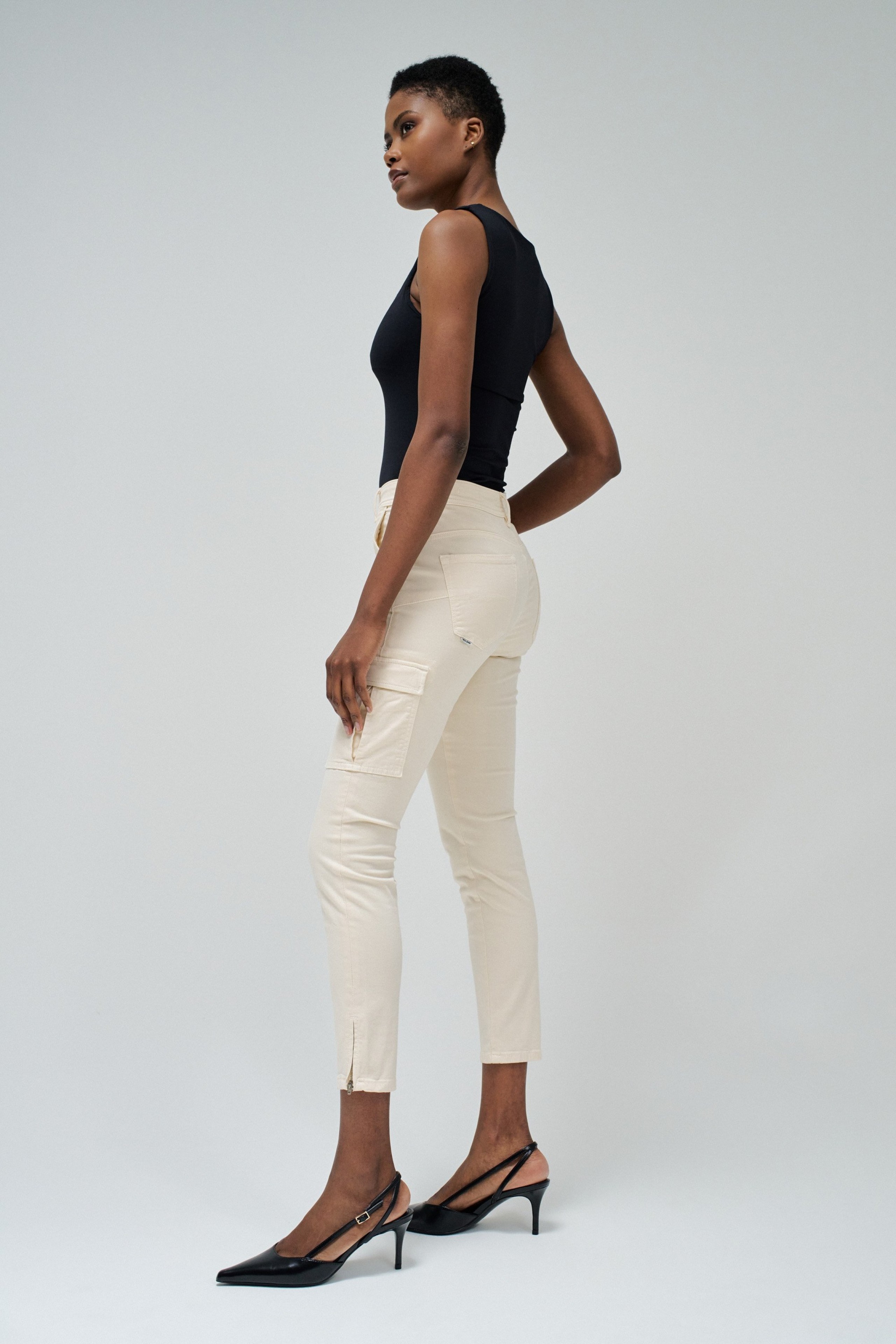 FAITH PUSH IN CROPPED SKINNY CARGO STYLE JEANS