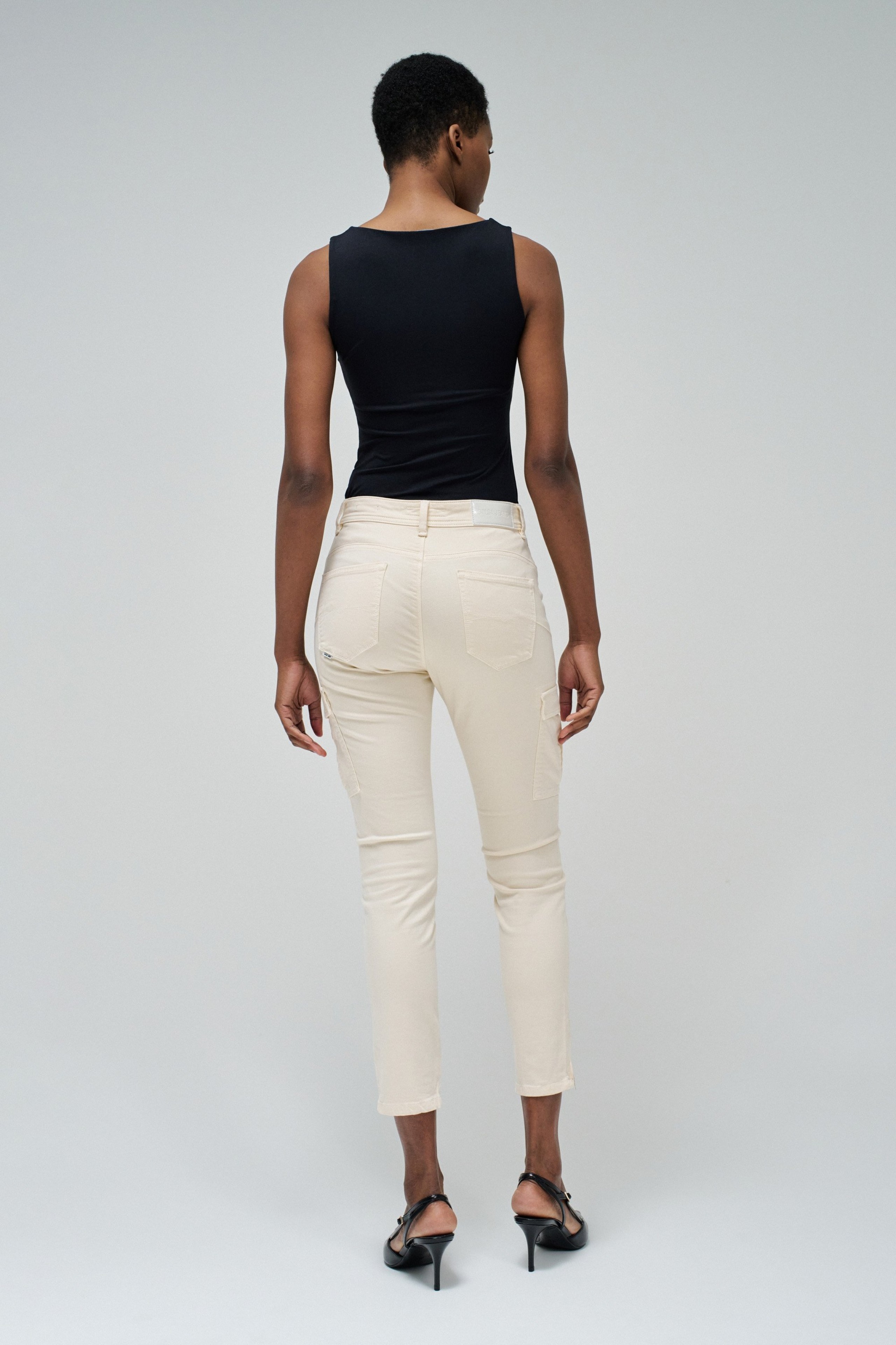 FAITH PUSH IN CROPPED SKINNY CARGO STYLE JEANS