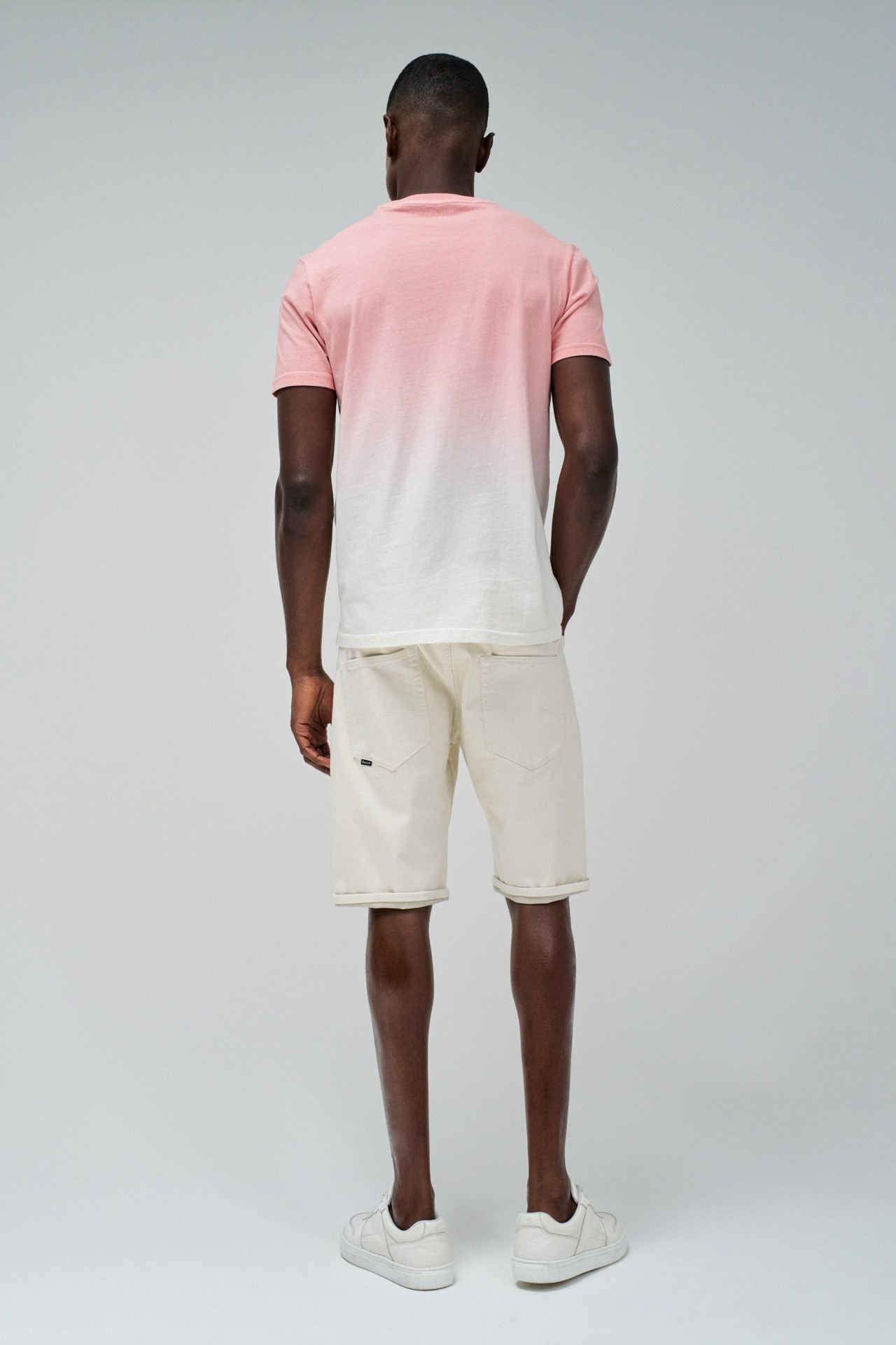 CAMISETA CON EFECTO DEGRADADO