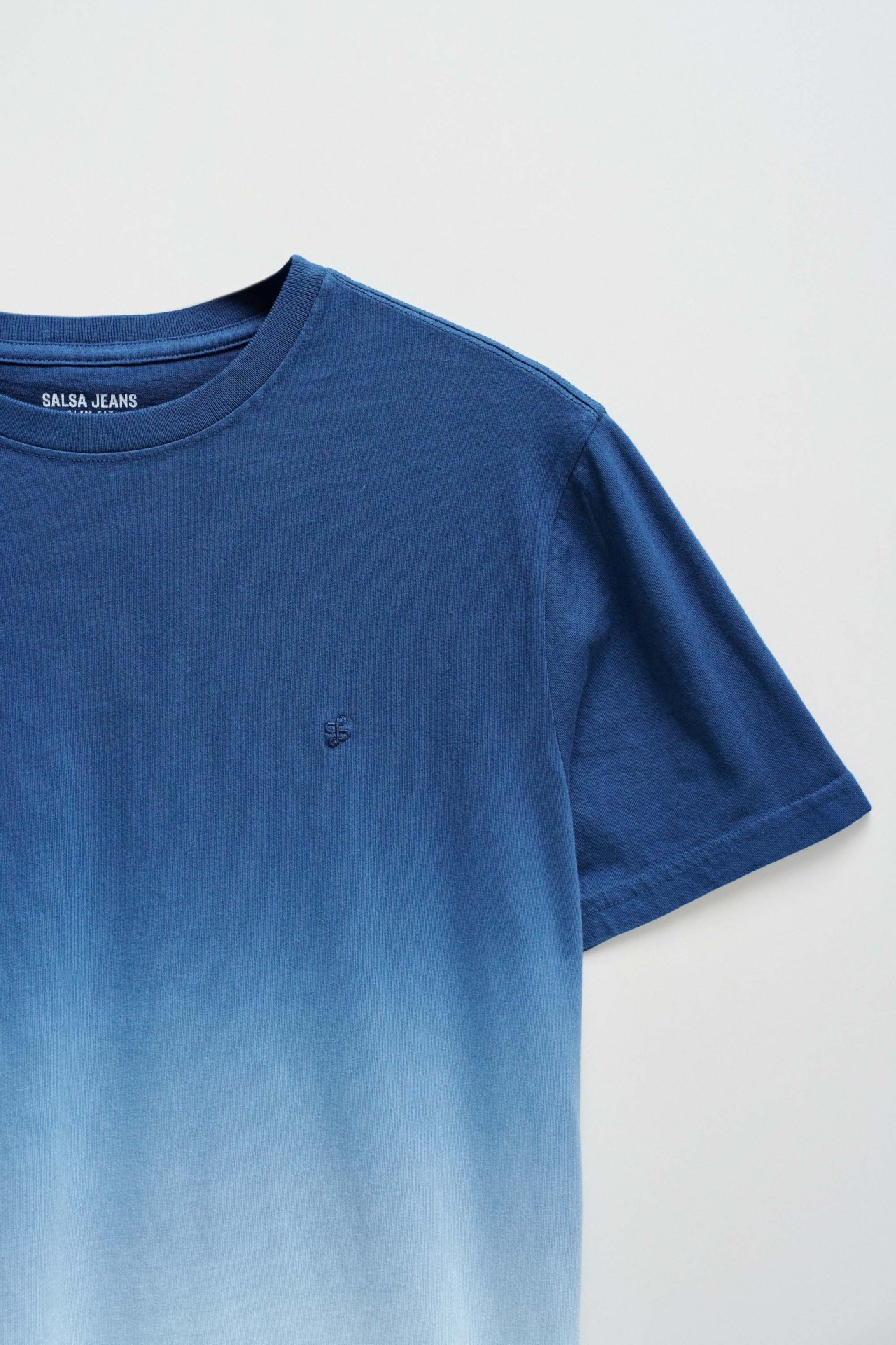 CAMISETA CON EFECTO DEGRADADO