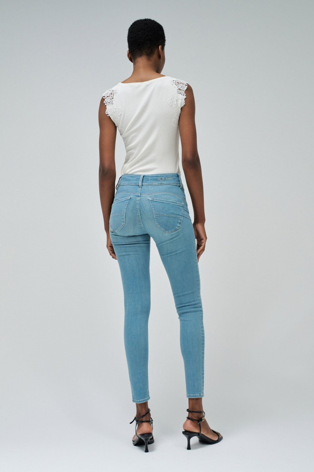 SECRET PUSH IN SKINNY JEANS