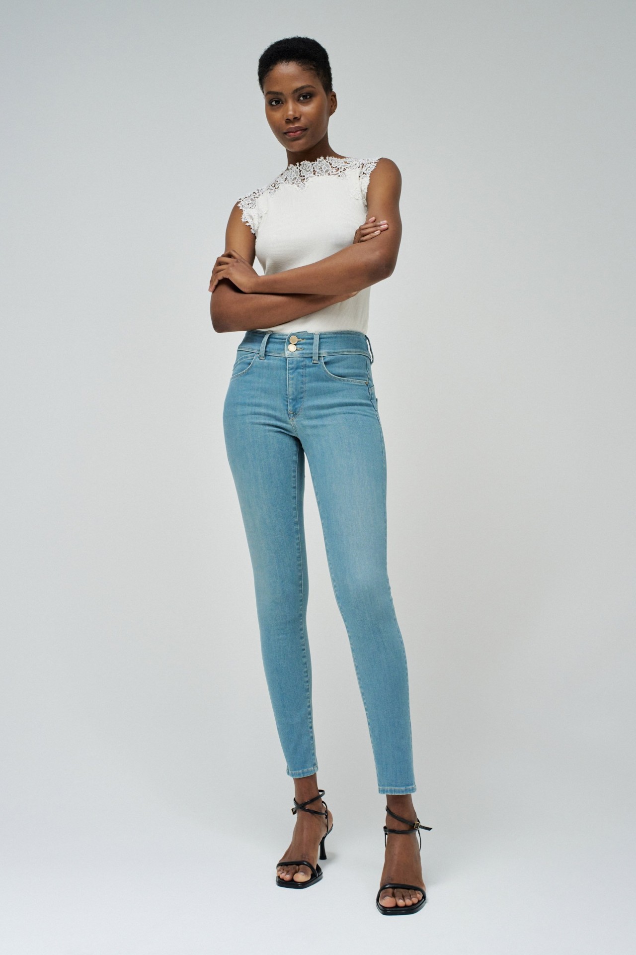 SECRET PUSH IN SKINNY JEANS