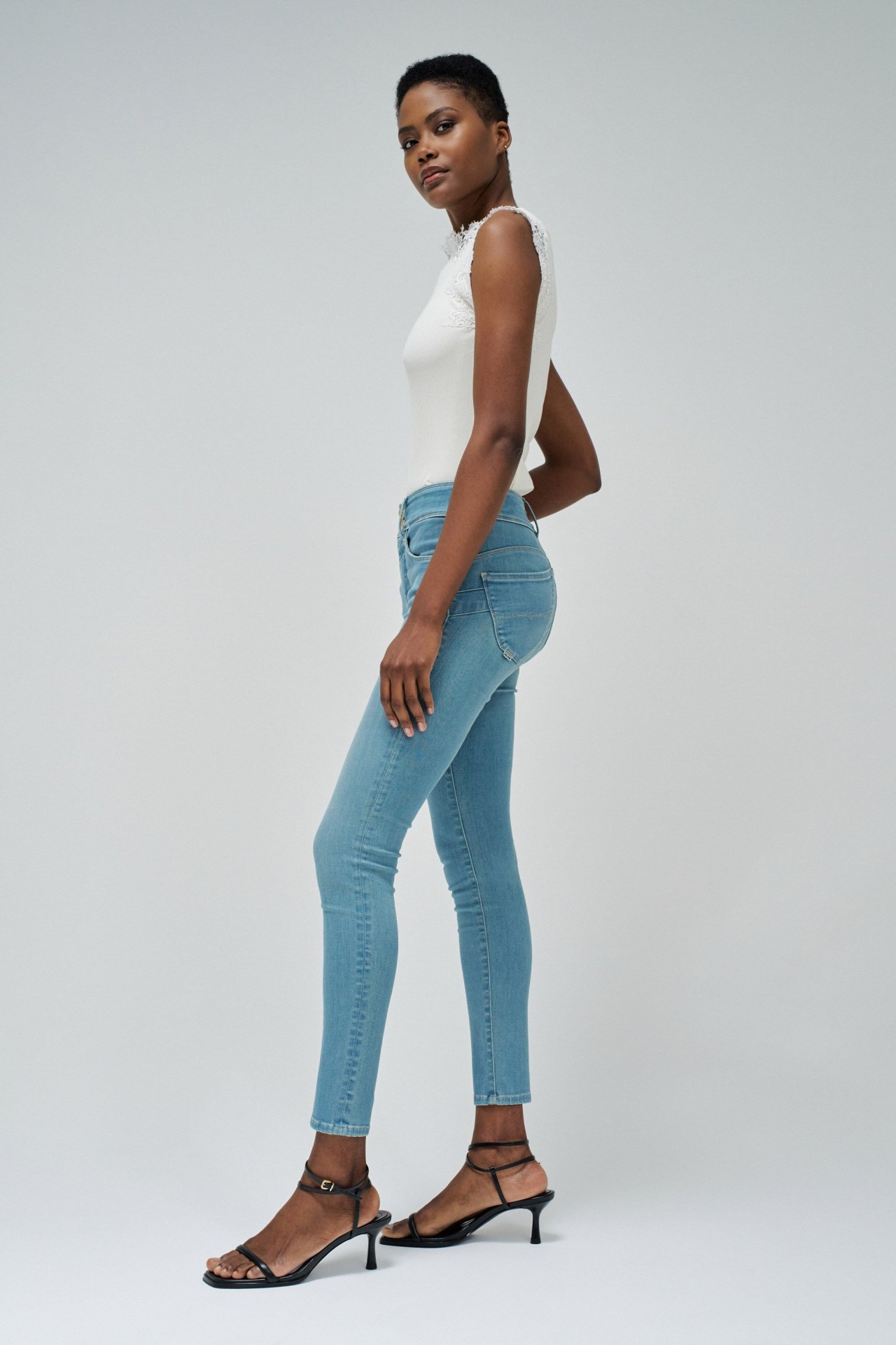 SECRET PUSH IN SKINNY JEANS