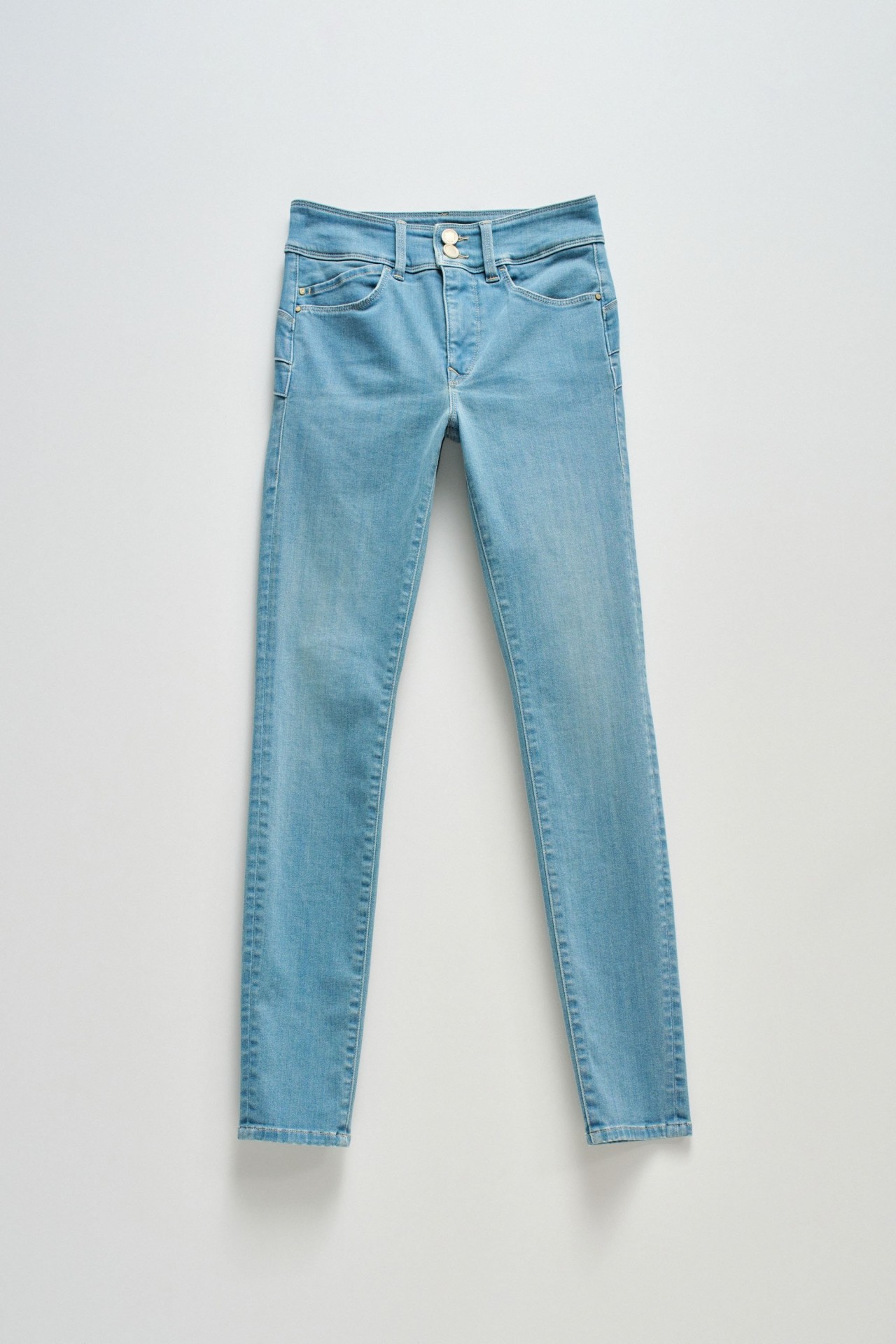 SECRET PUSH IN SKINNY JEANS