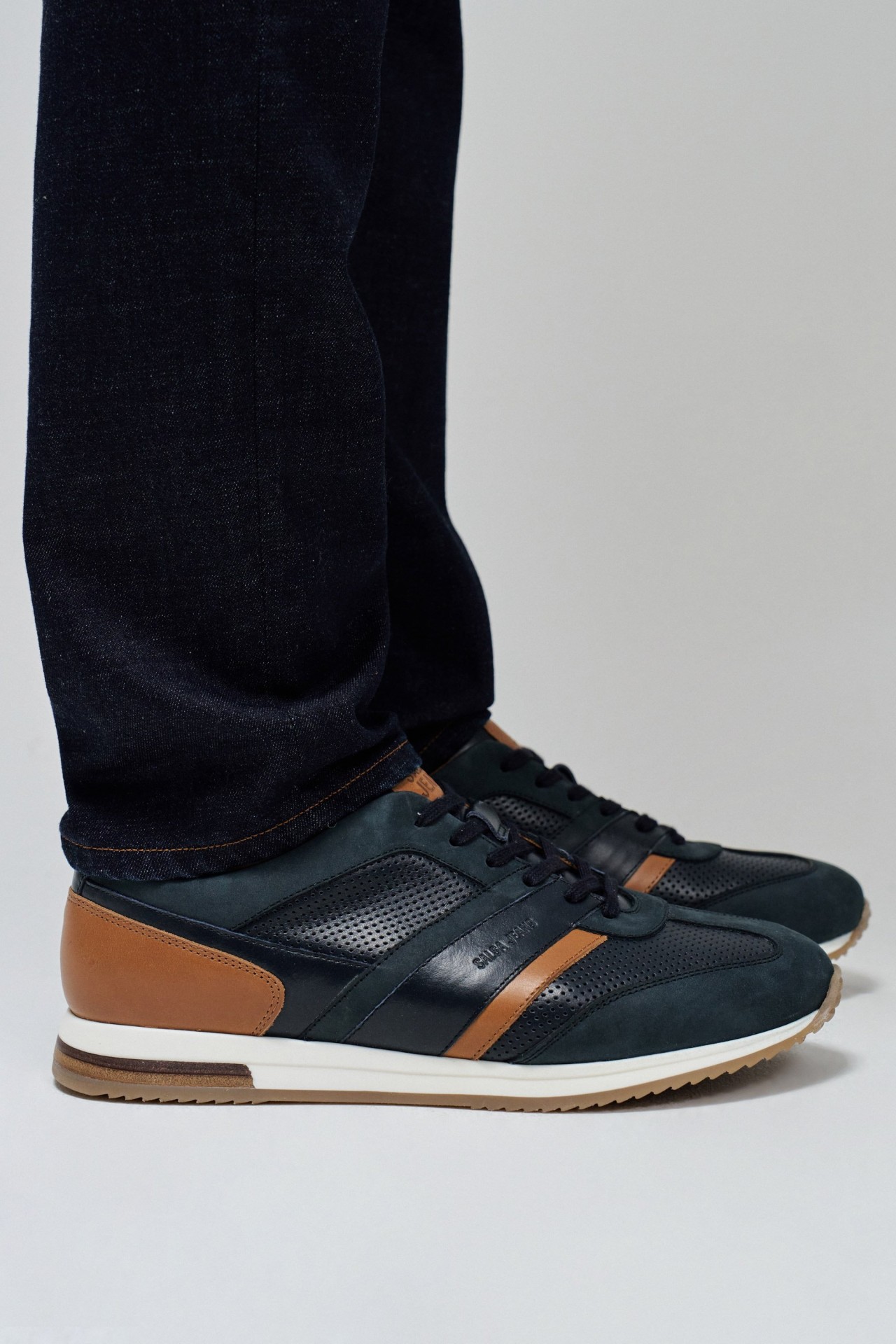 BASKETS EN CUIR ET DAIM