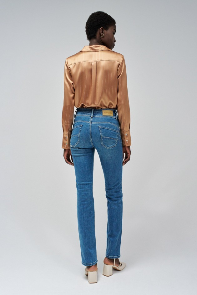 SECRET PUSH IN SLIM JEANS