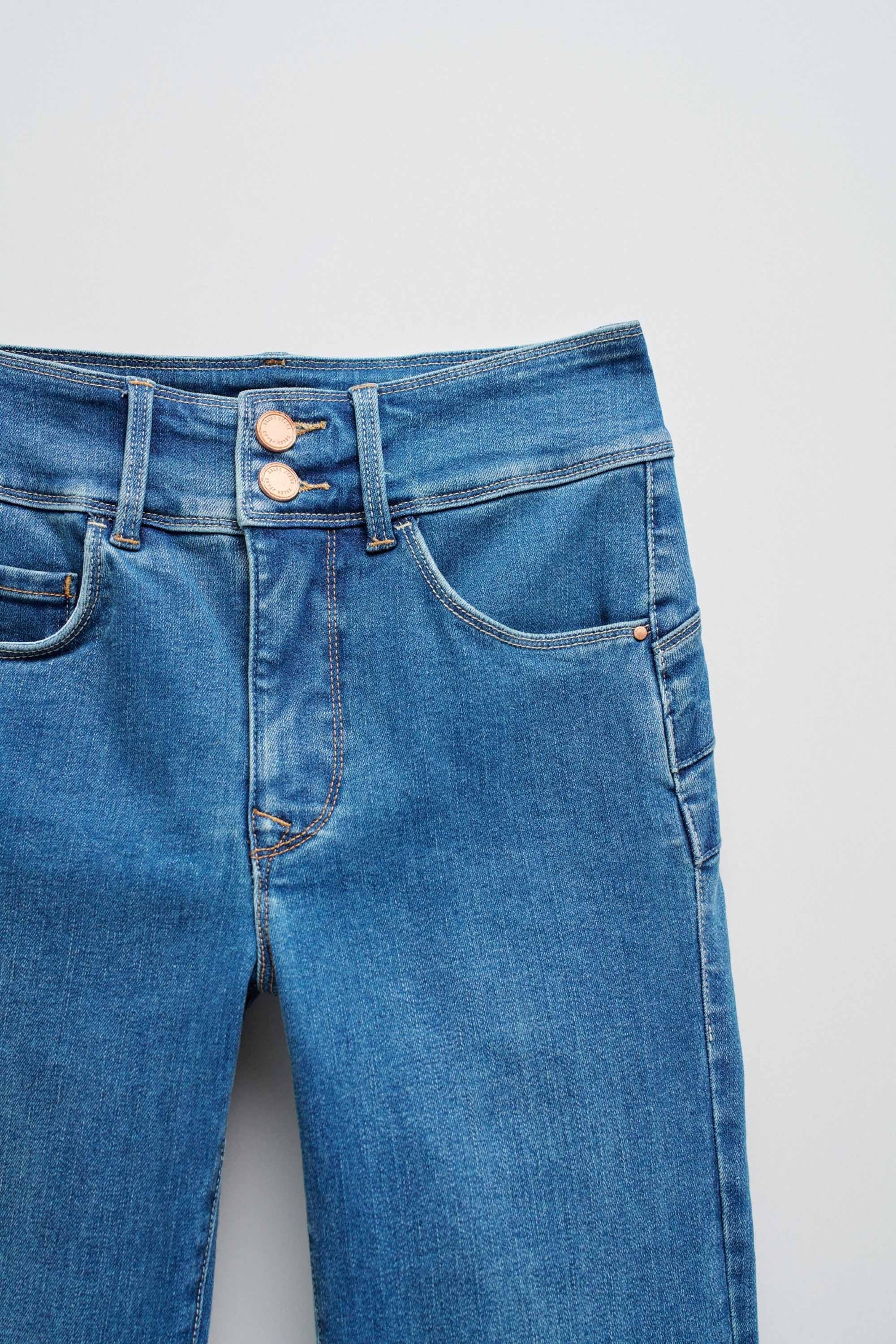 SECRET PUSH IN SLIM JEANS