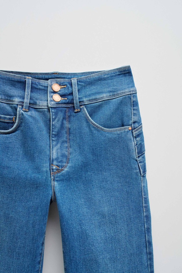 SECRET PUSH IN SLIM JEANS