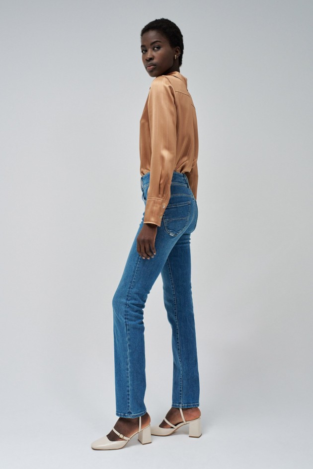 SECRET PUSH IN SLIM JEANS