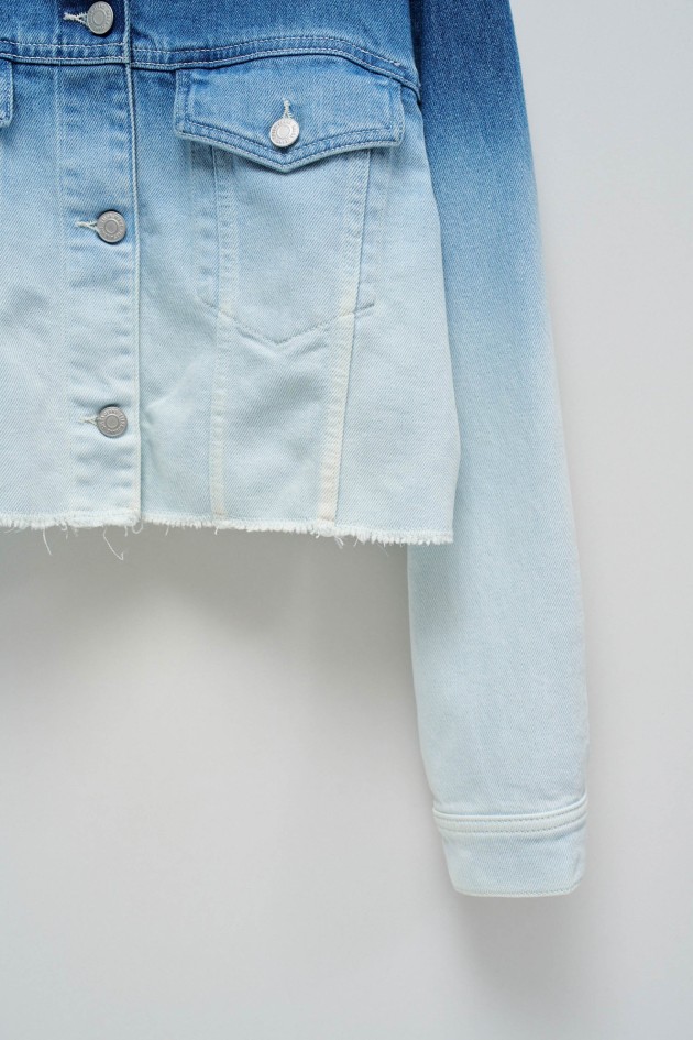 CROPPED-JEANSJACKE MIT FARBABSTUFUNG