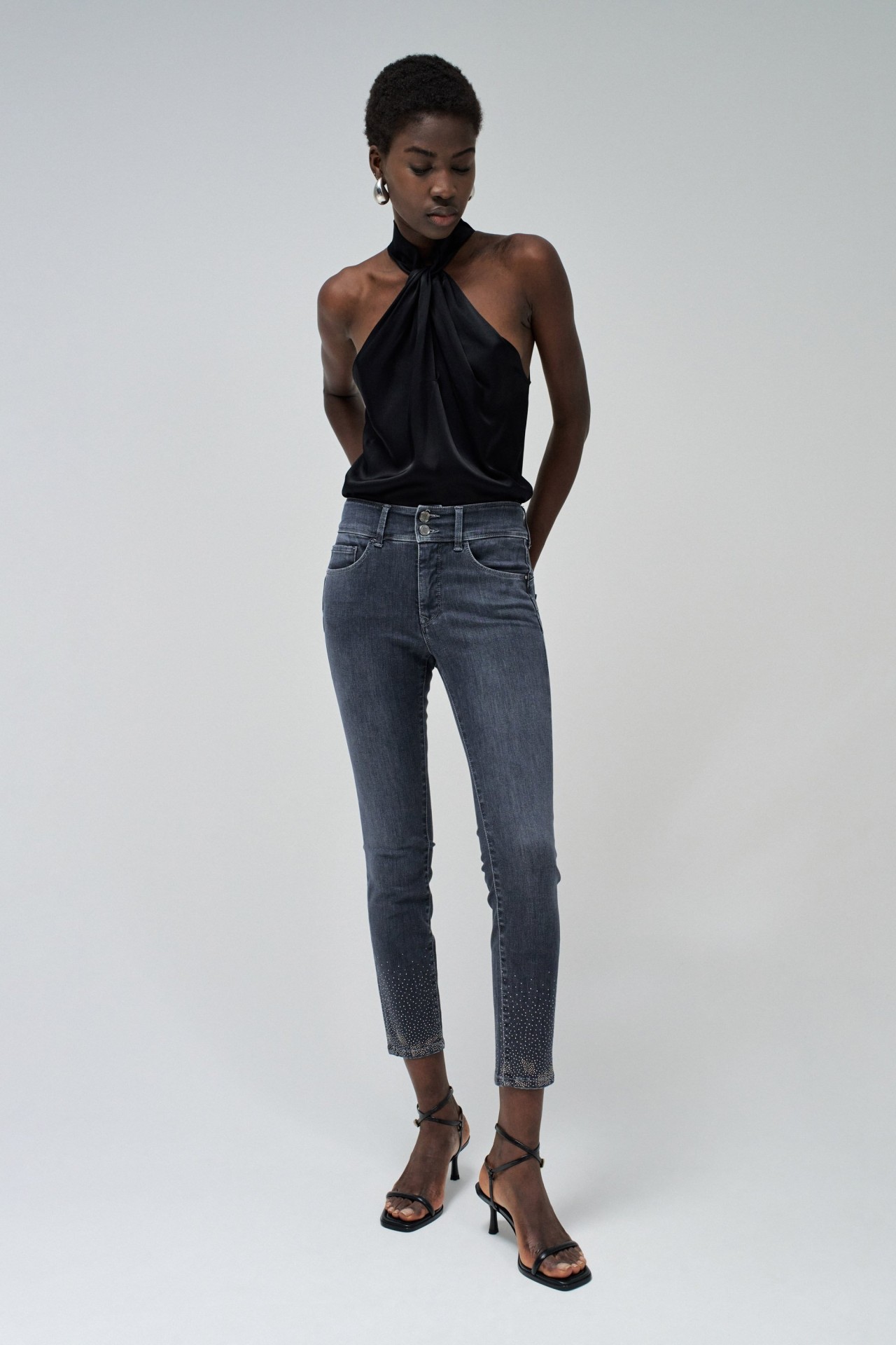 SECRET PUSH IN CROPPED SKINNY JEANS