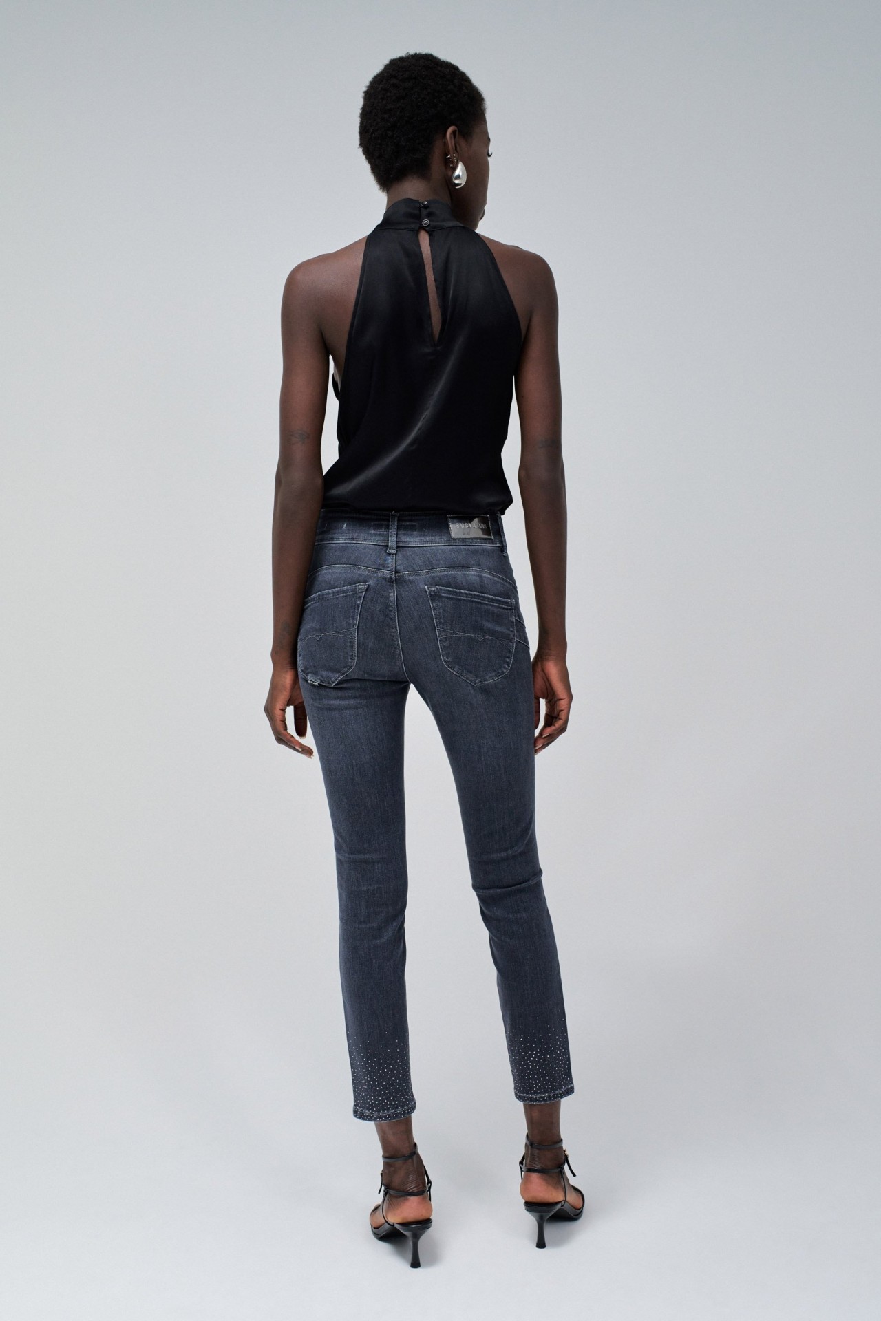 SECRET PUSH IN CROPPED SKINNY JEANS