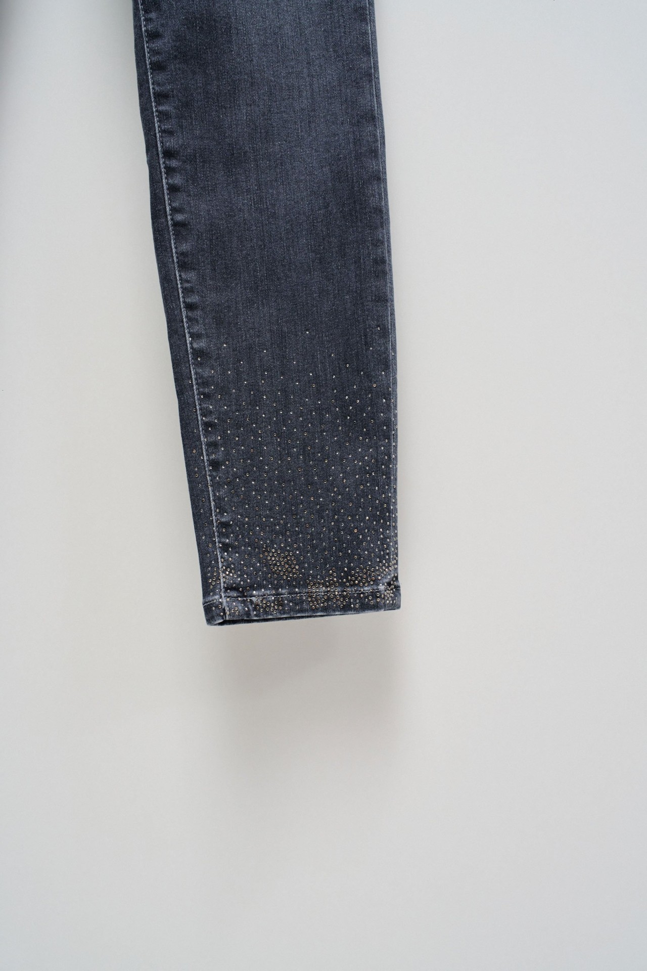 SECRET PUSH IN CROPPED SKINNY JEANS