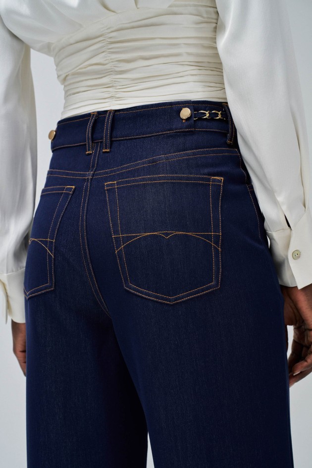 HOSE IN LIGHTDENIM MIT WEITEM BEIN