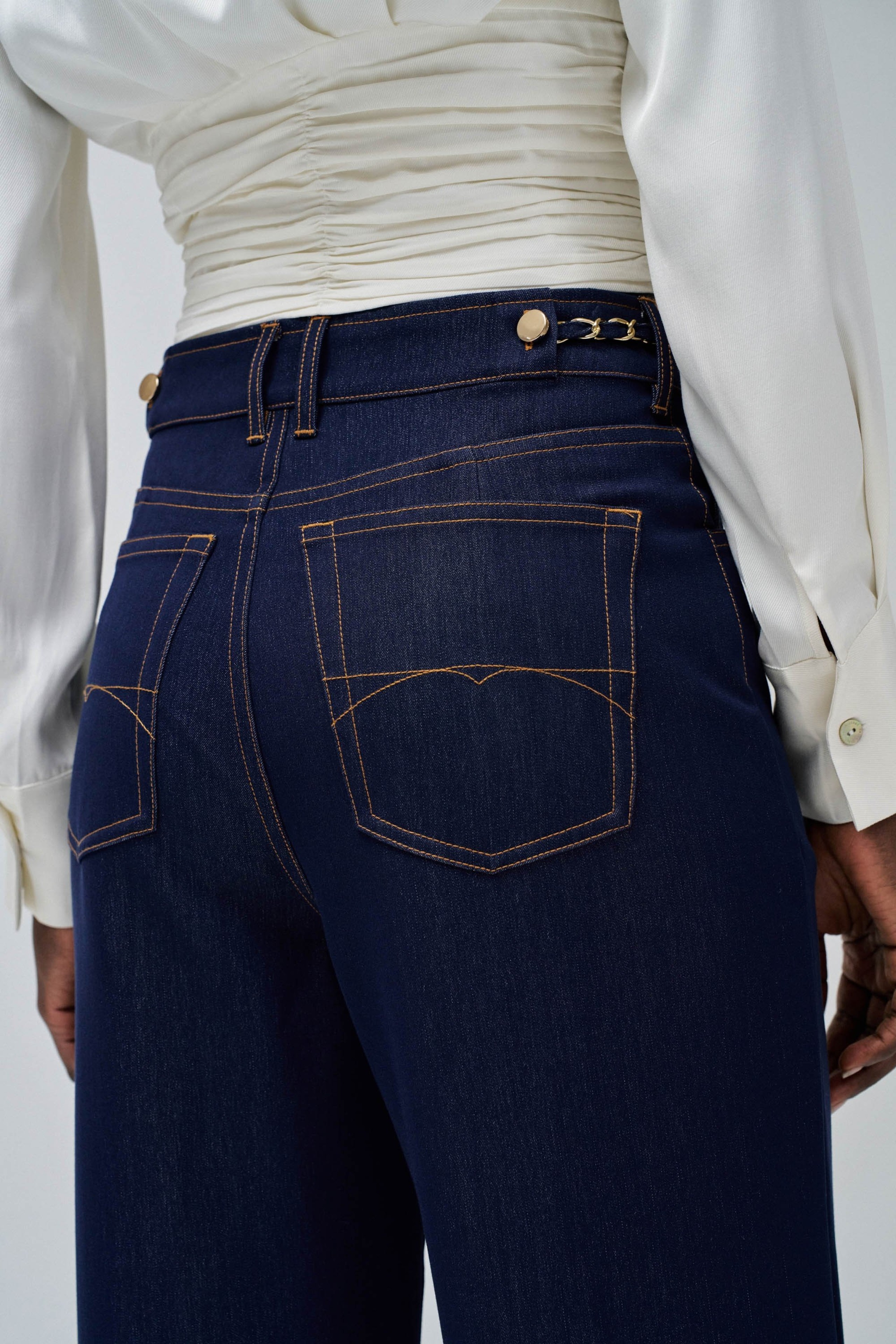 PANTALONES EN LIGHTDENIM CON PIERNA WIDE