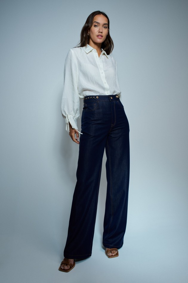 HOSE IN LIGHTDENIM MIT WEITEM BEIN