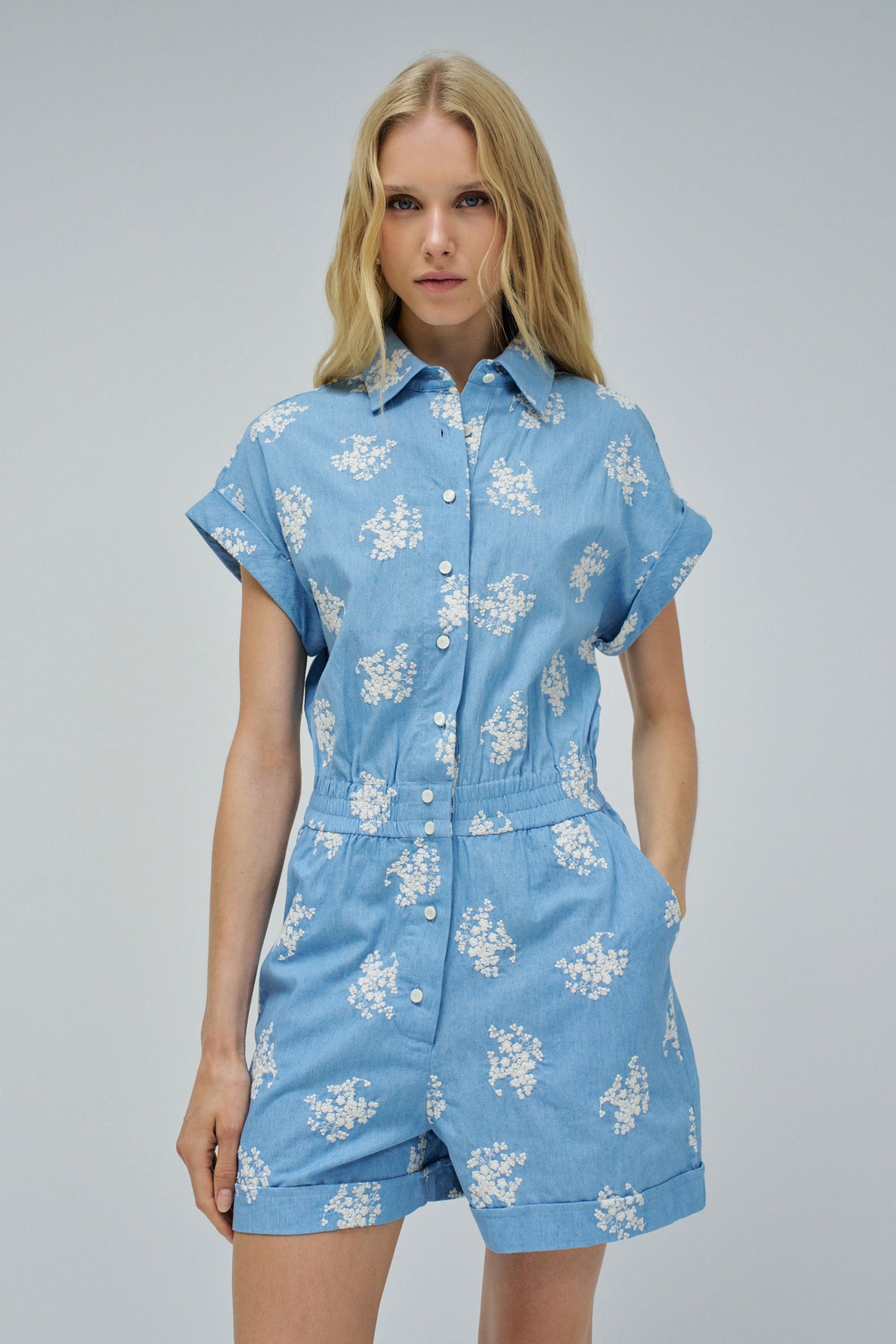 MACACÃO CURTO EM DENIM COM BORDADO