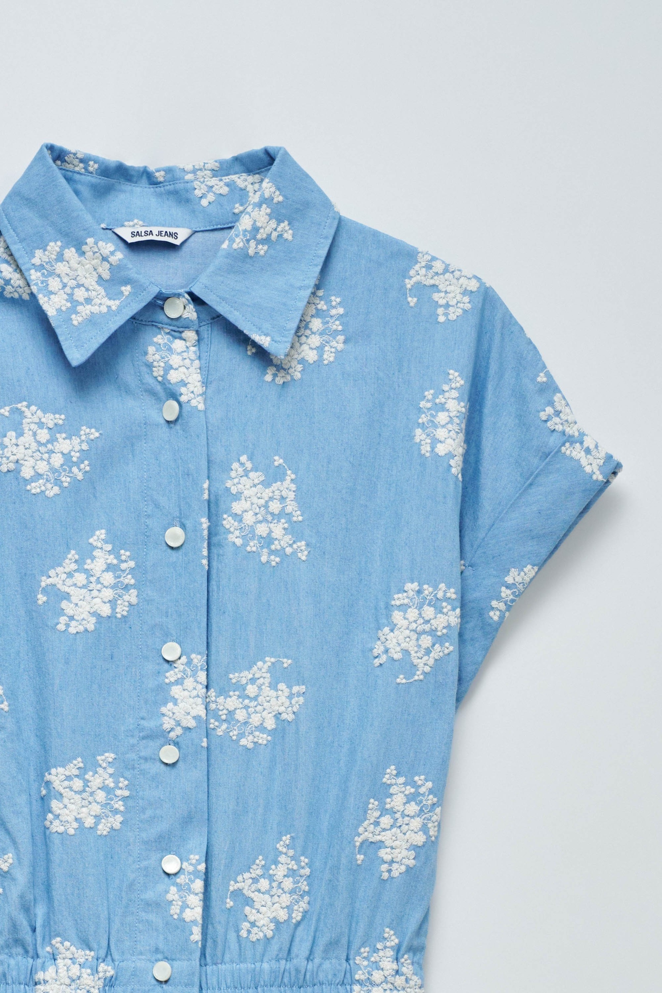 MACACÃO CURTO EM DENIM COM BORDADO