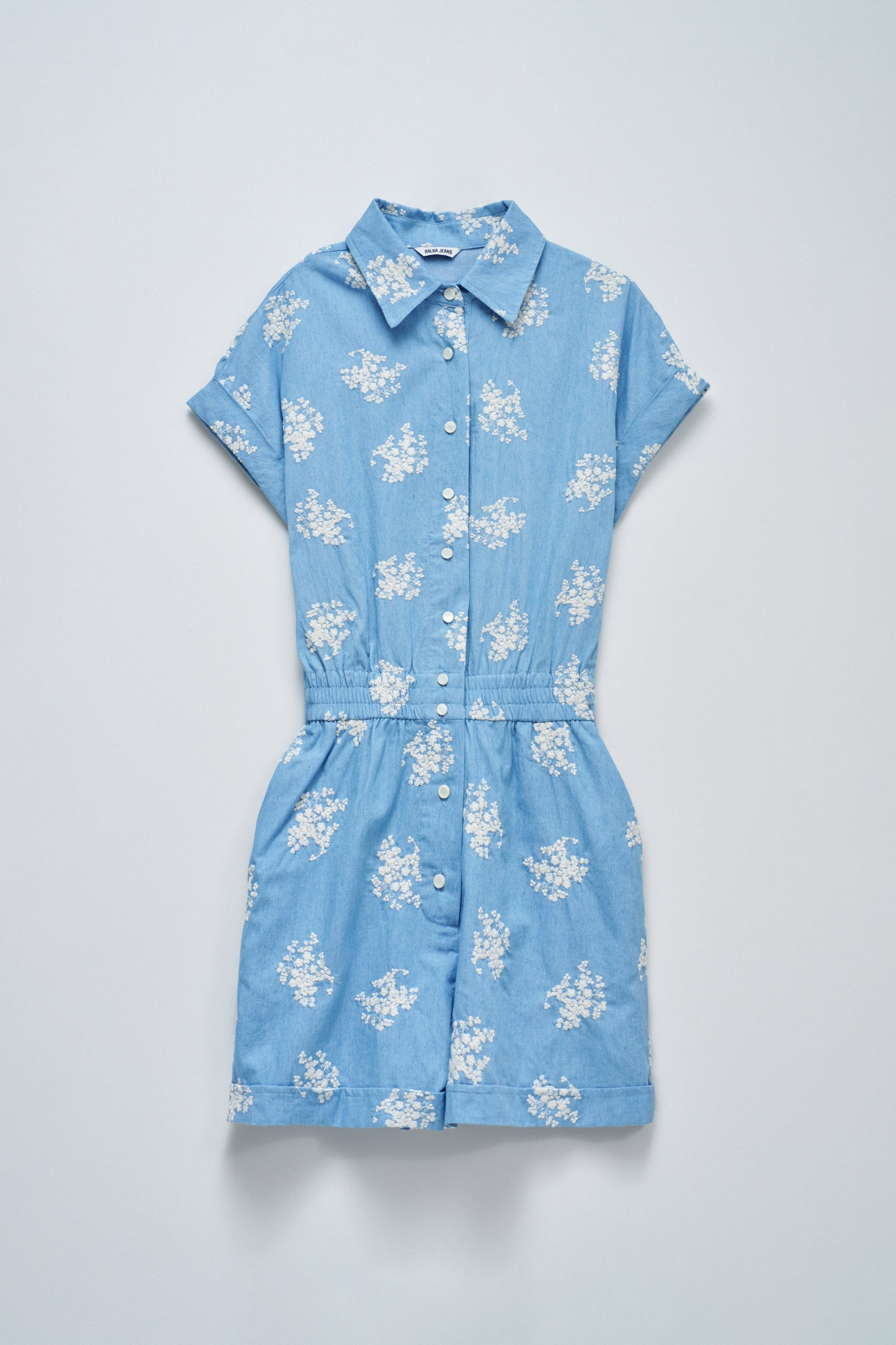 MACACÃO CURTO EM DENIM COM BORDADO