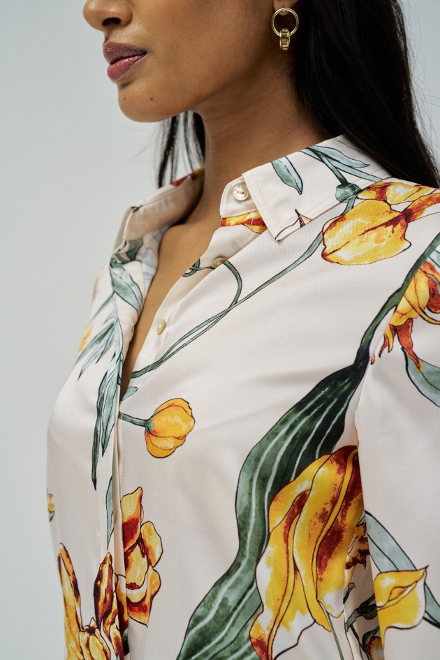 CAMISA SATINADA CON ESTAMPADO DE FLORES