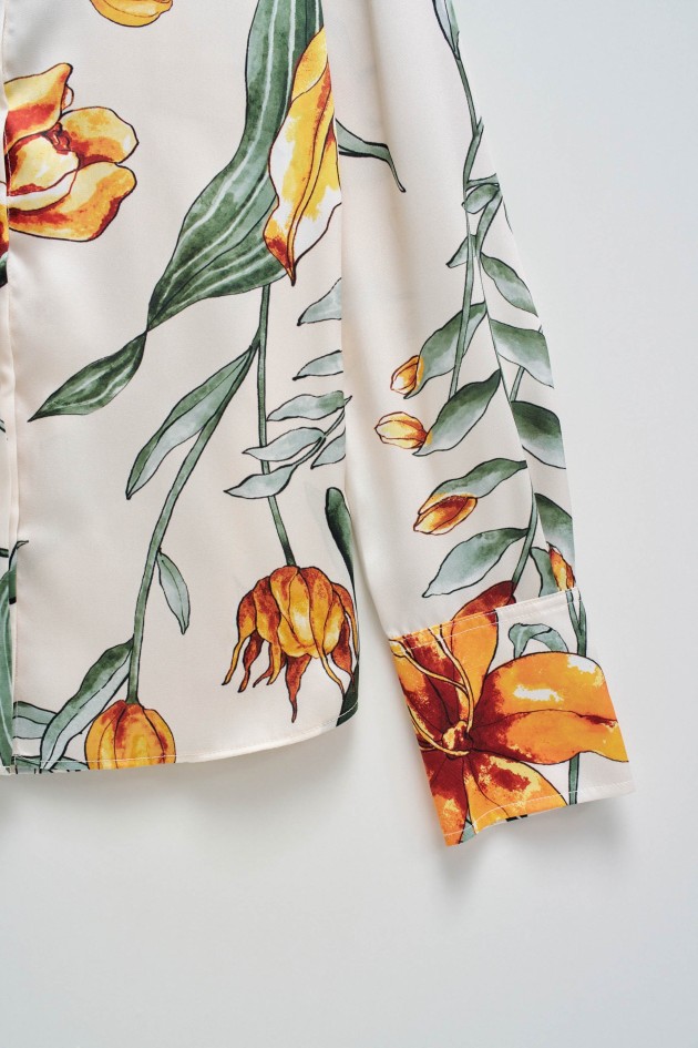 CAMISA SATINADA CON ESTAMPADO DE FLORES