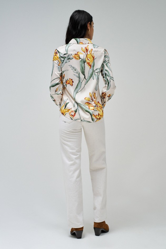 CAMISA SATINADA CON ESTAMPADO DE FLORES