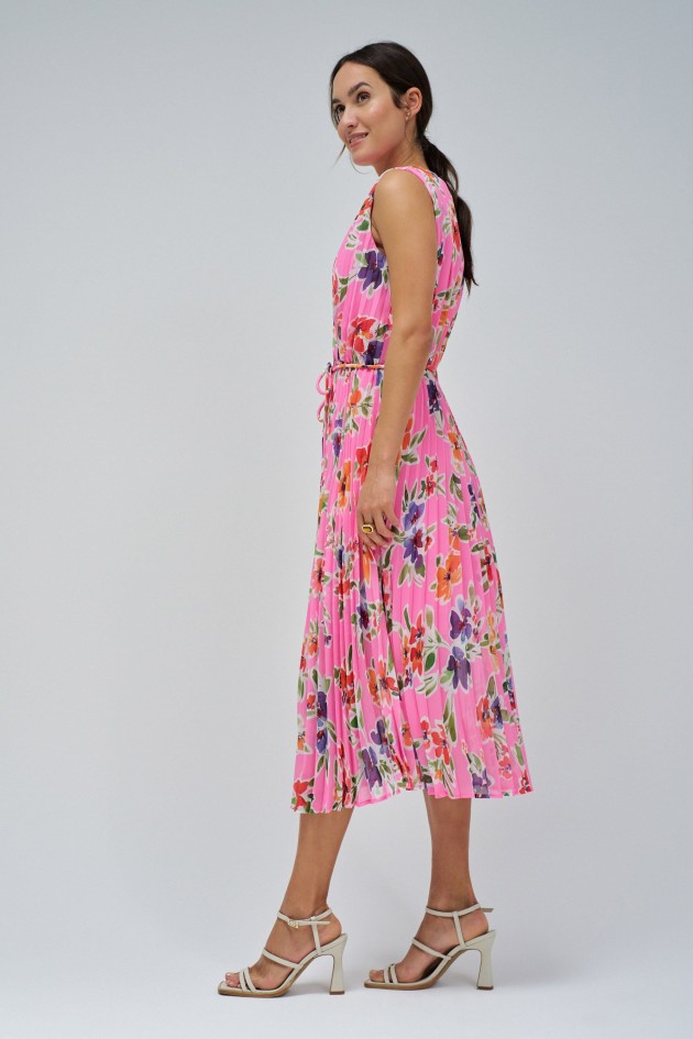 FALTENKLEID MIT BLUMENMUSTER