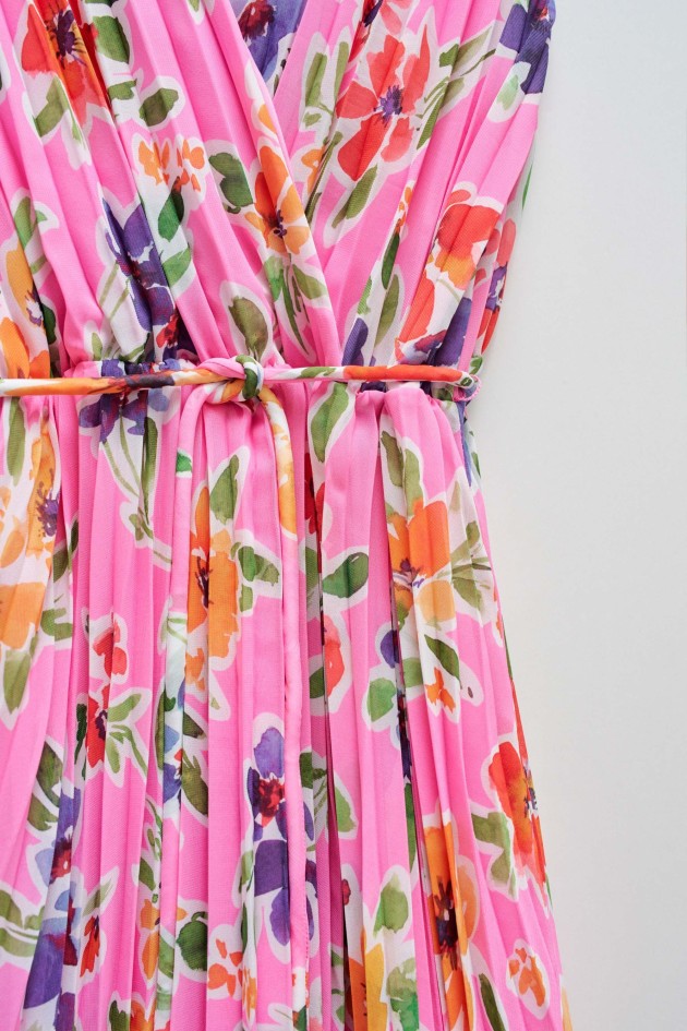 FALTENKLEID MIT BLUMENMUSTER