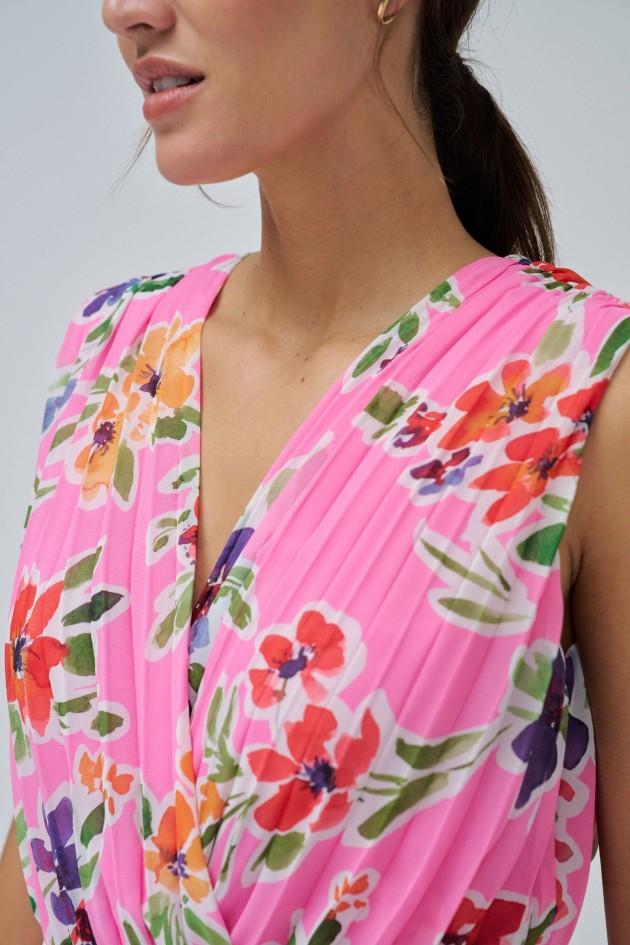 FALTENKLEID MIT BLUMENMUSTER