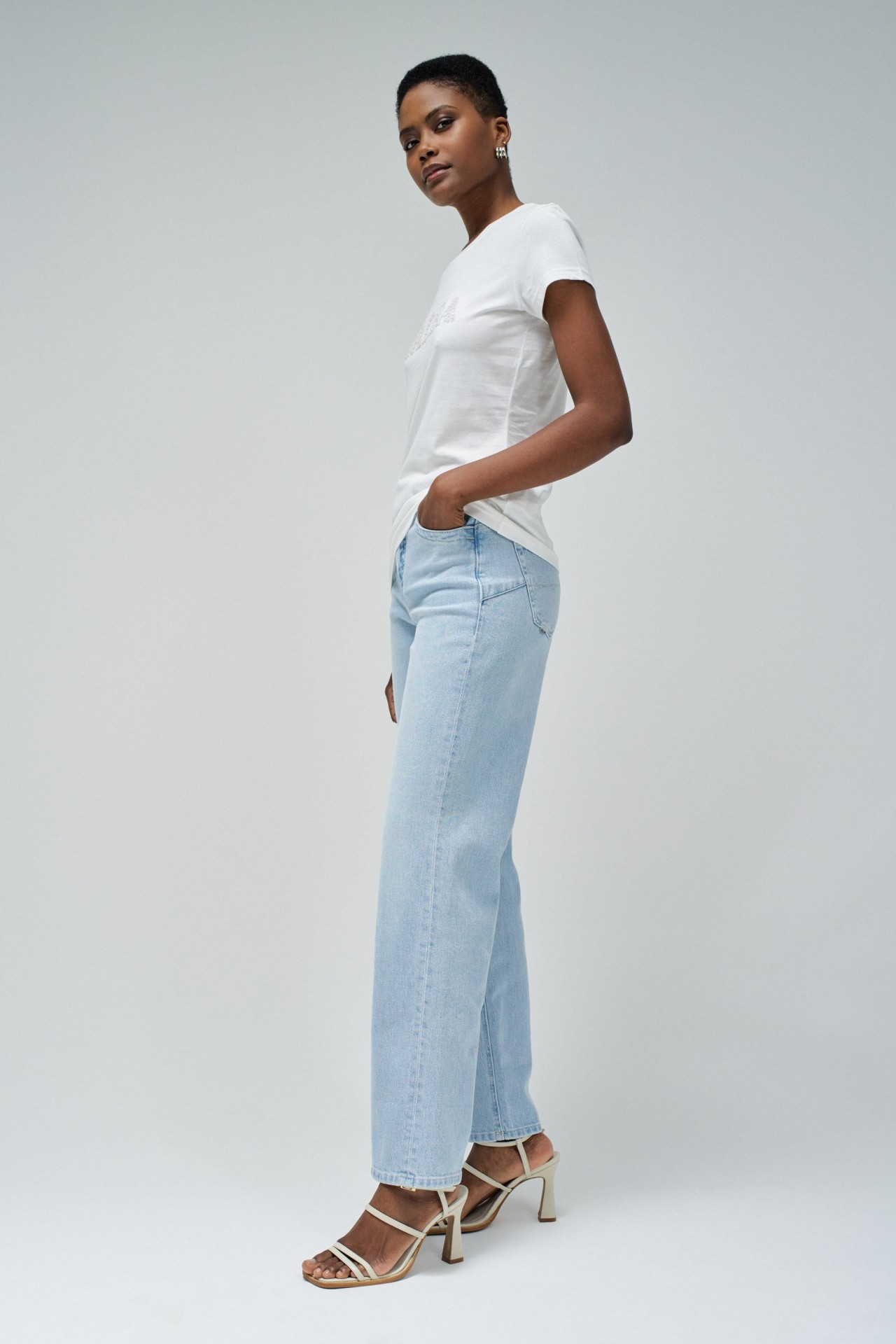 CAMISETA CON BRANDING