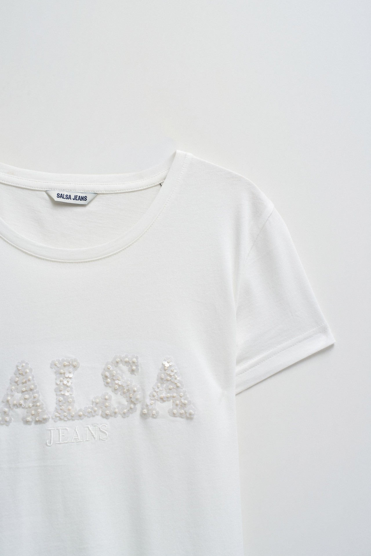 CAMISETA CON BRANDING