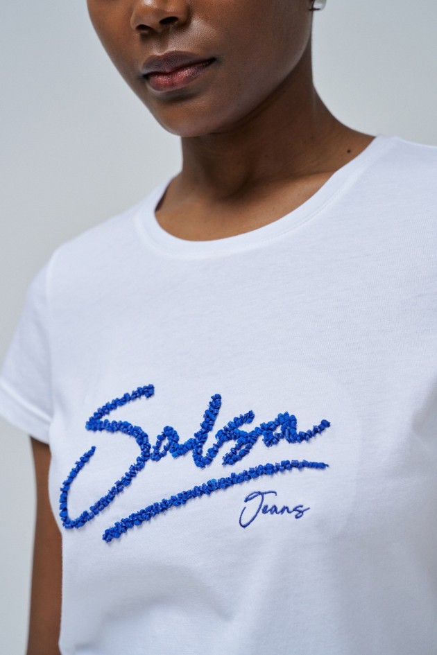 T-SHIRT MIT BRANDING