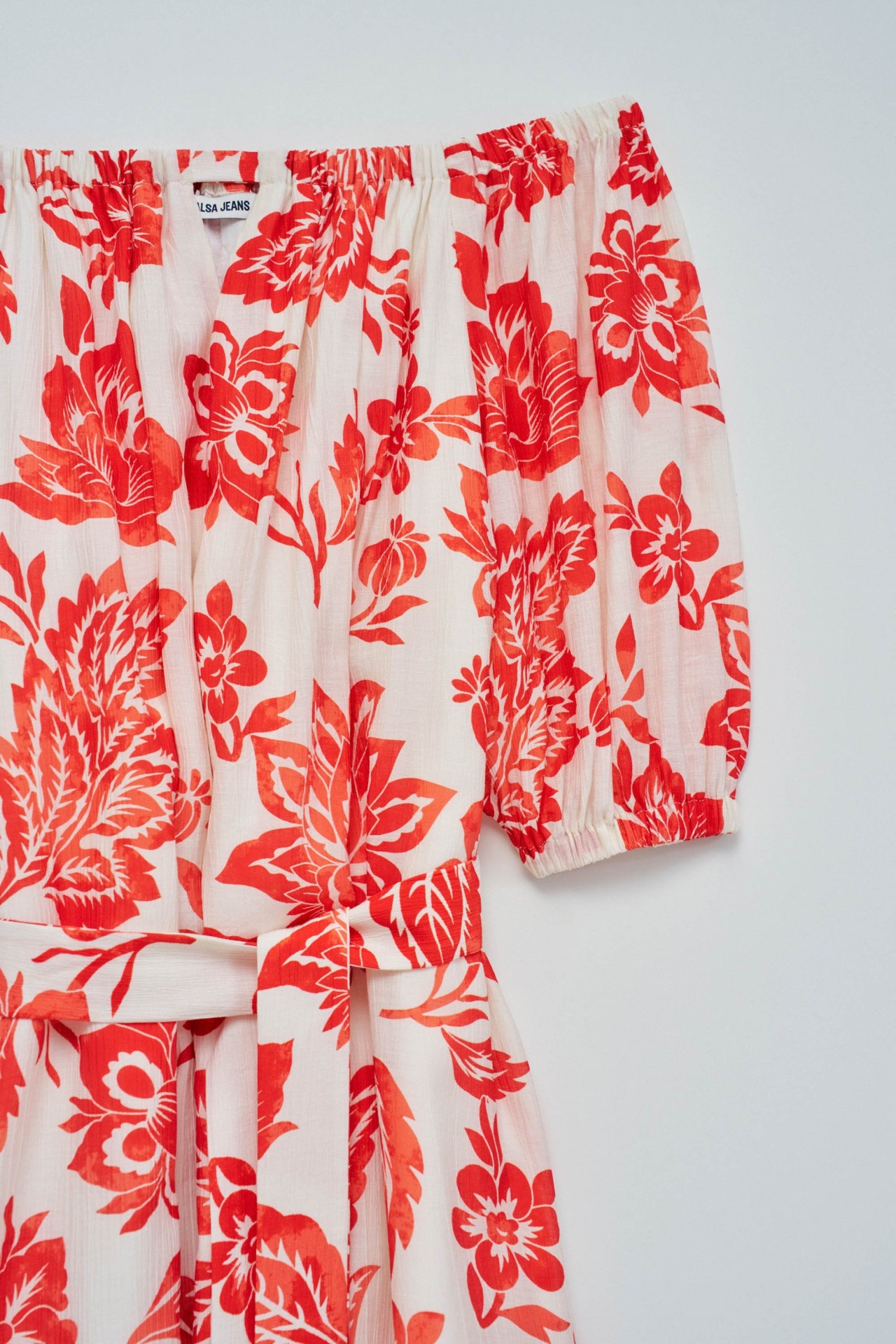 KLEID MIT BLUMENMUSTER