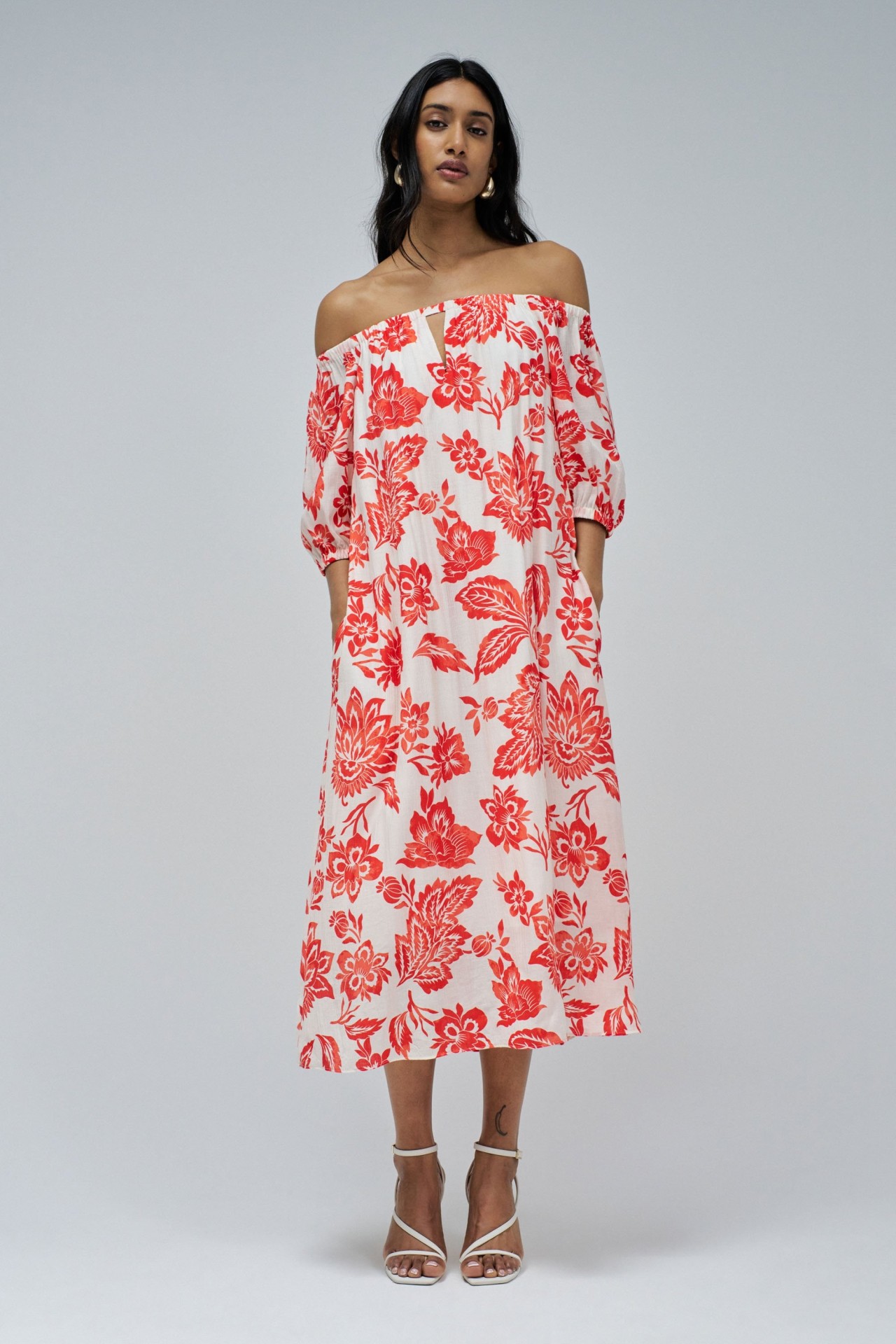 KLEID MIT BLUMENMUSTER