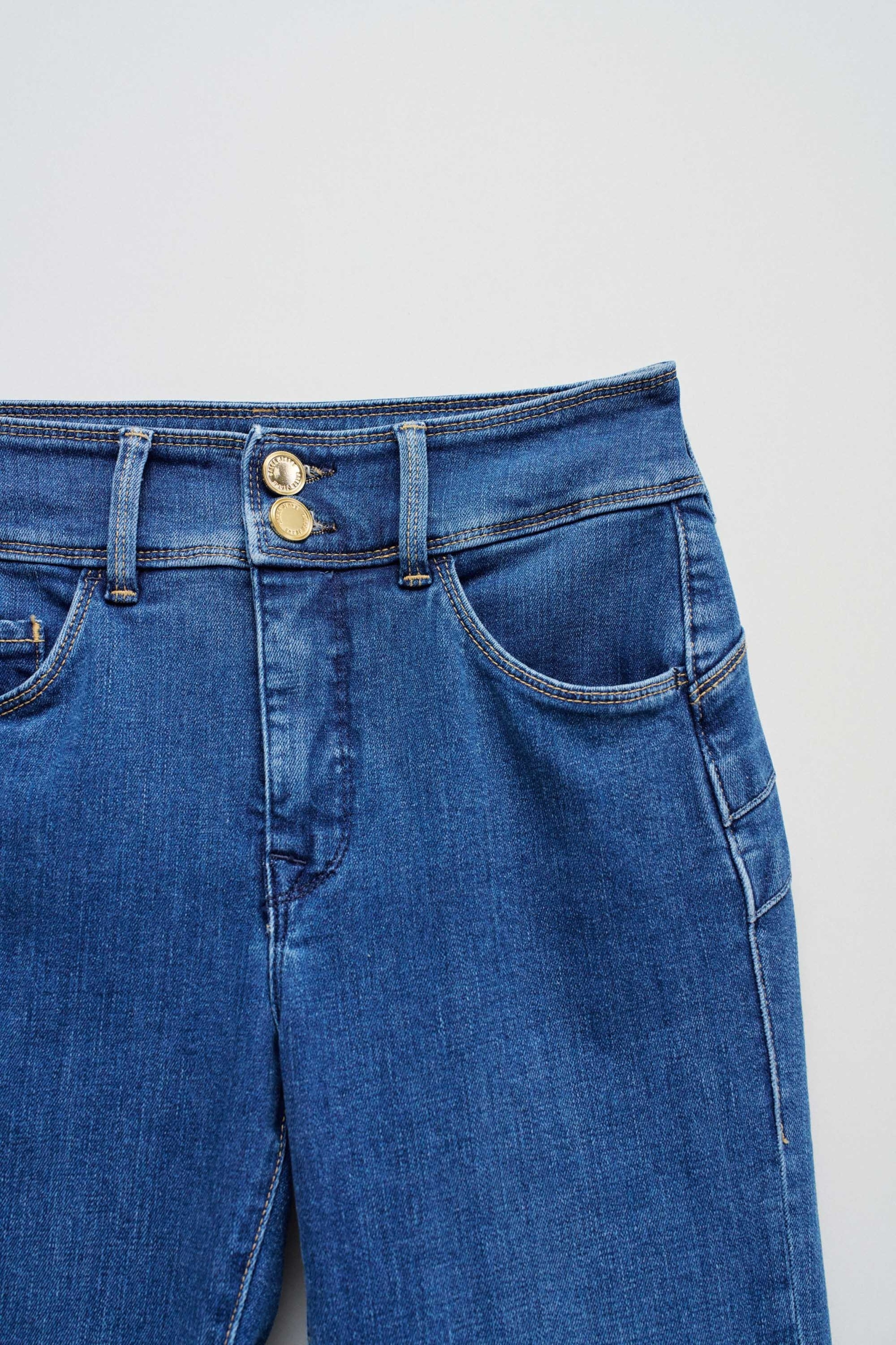 SECRET PUSH IN BOOTCUT JEANS