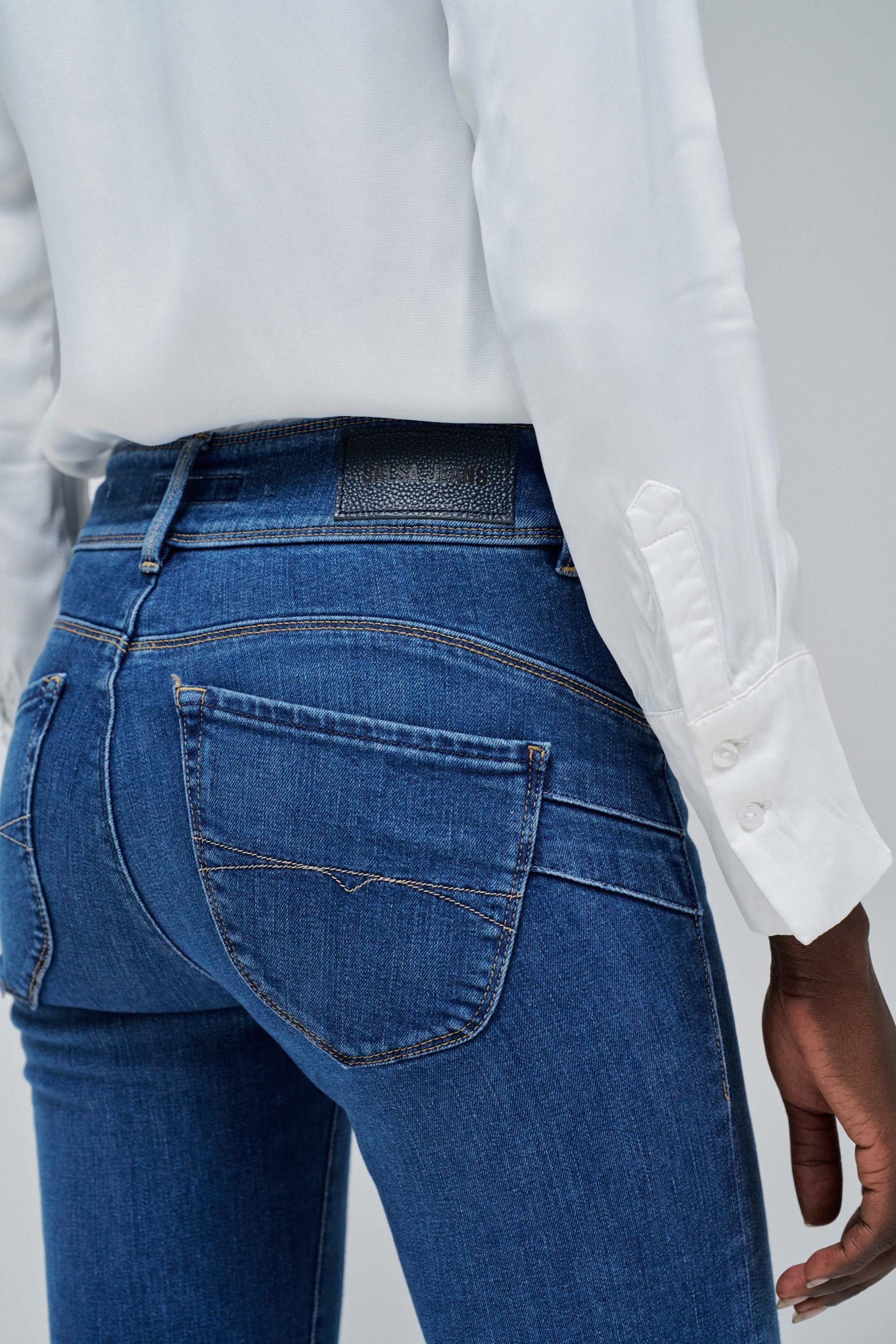 SECRET PUSH IN BOOTCUT JEANS